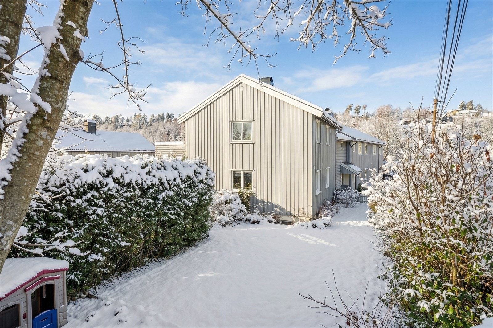 Henrik Nielsen ved Nordvik Sandvika ønsker velkommen til Halvorsens vei 20! Foto: Zovenfra AS Galleribilde