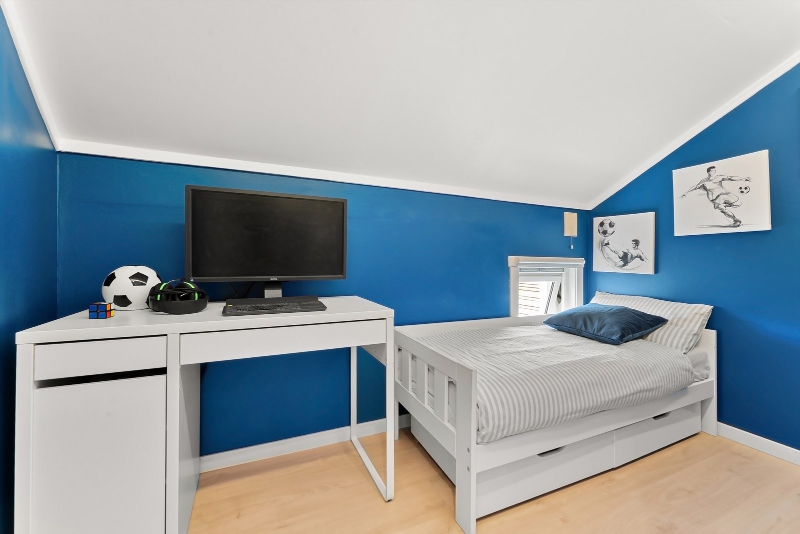 Innredet rom som i dag benyttes som soverom nummer tre. Rommet gir fleksible muligheter, enten man ønsker et ekstra kontor, gjesterom eller annen bruk etter behov Galleribilde