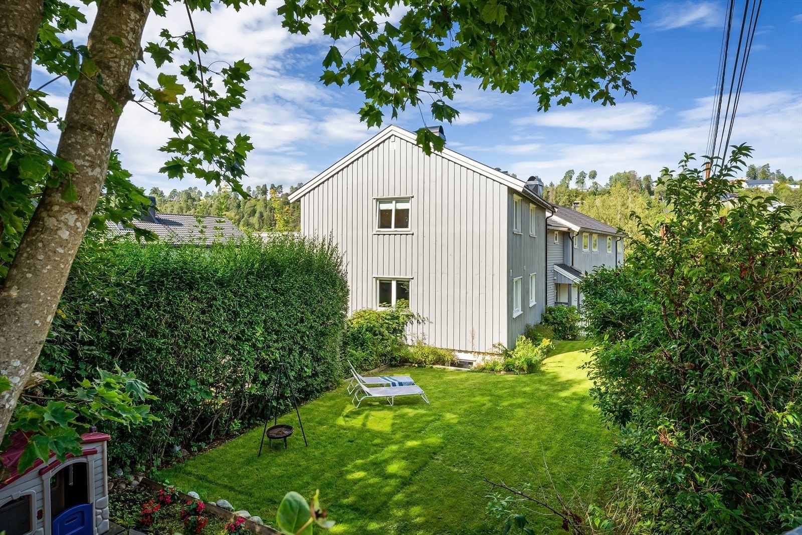 Leiligheten disponerer eksklusiv bruksrett til hagen - et ideelt sted å nyte lange, solrike sommerdager Galleribilde