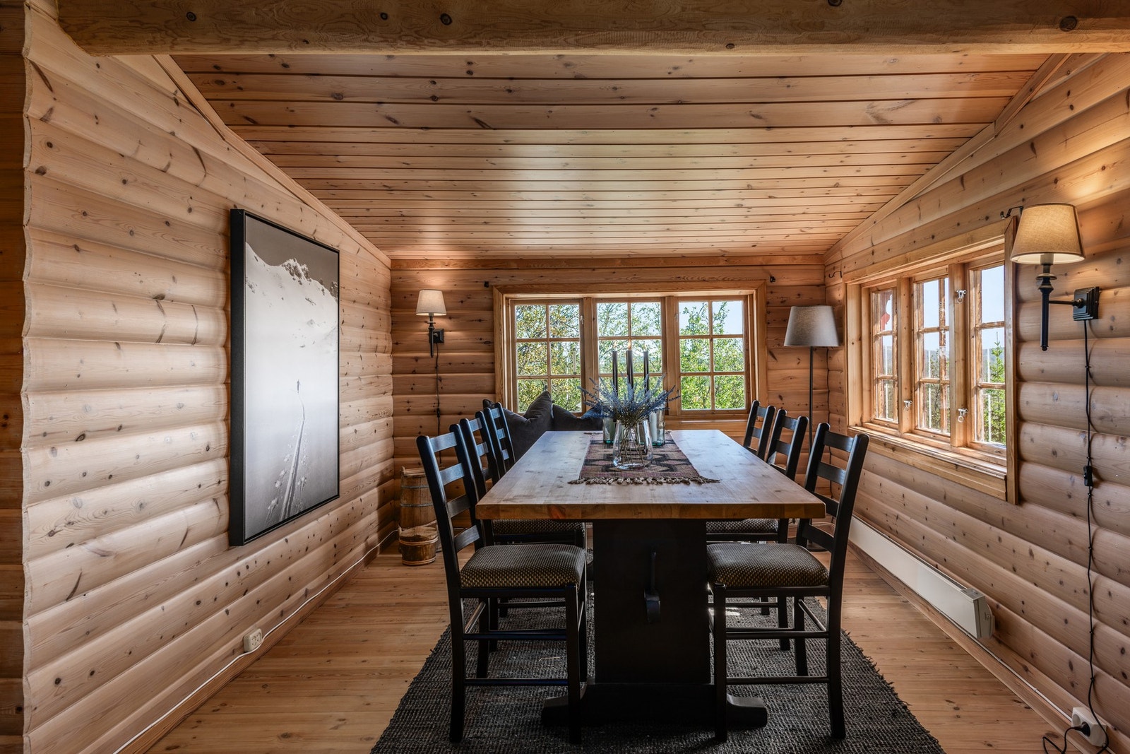 Spisestuen ligger i åpen løsning med stuen. Galleribilde