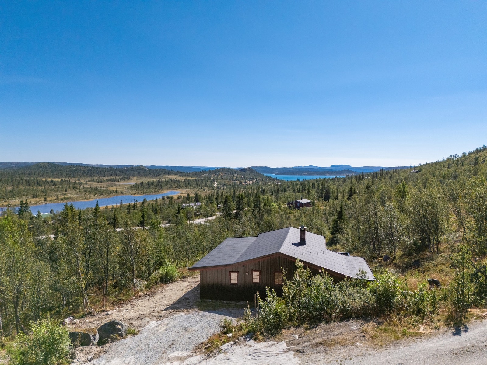 Med helårsvei helt fram og gode parkeringsmuligheter ved hytta, er dette en hytte som er lett tilgjengelig. Galleribilde