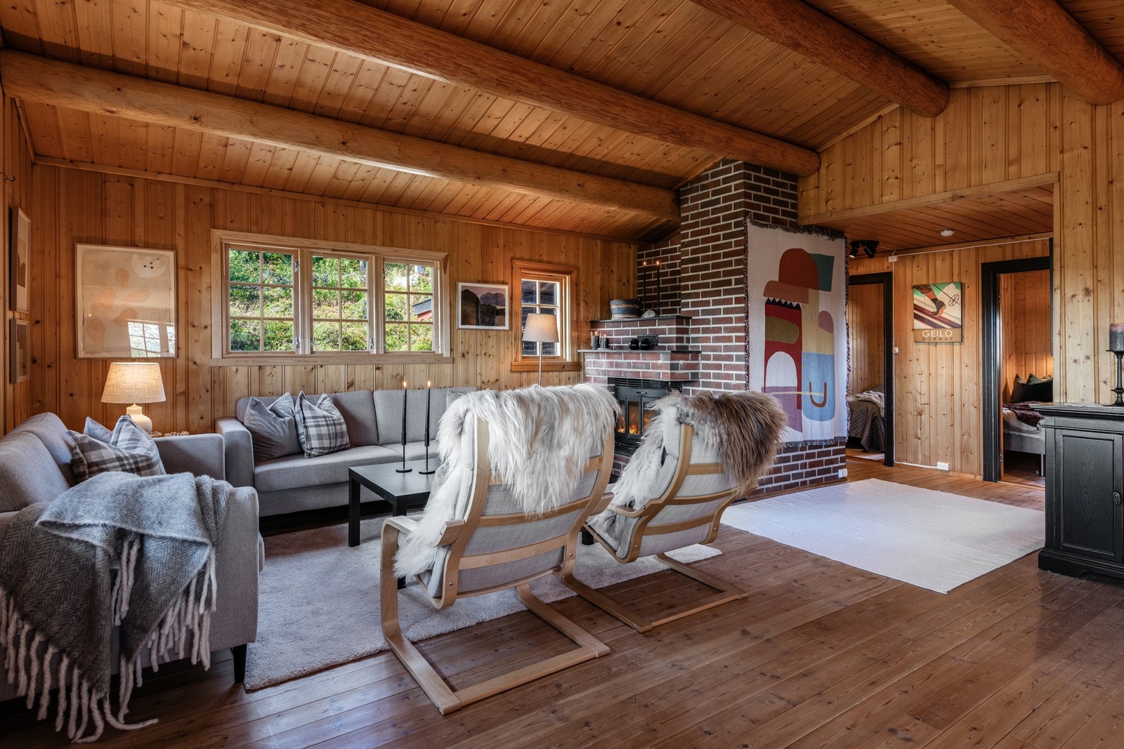 Den rausta himlingen med synlige åser, de panelte overflatene og tregulvet gir straks den riktig gode hyttestemningen! Galleribilde