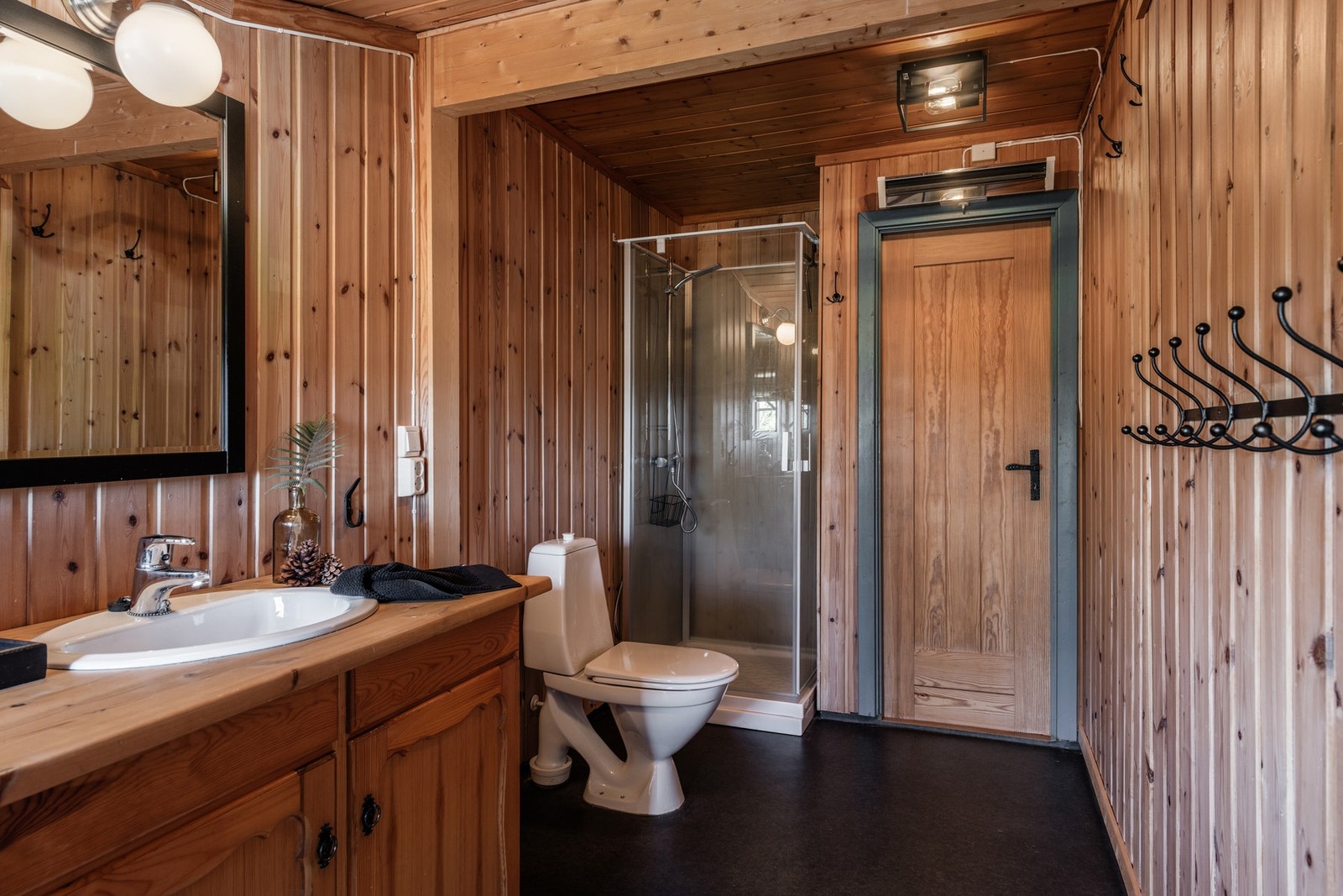 Servantinnredning, toalett og dusjkabinett. Galleribilde