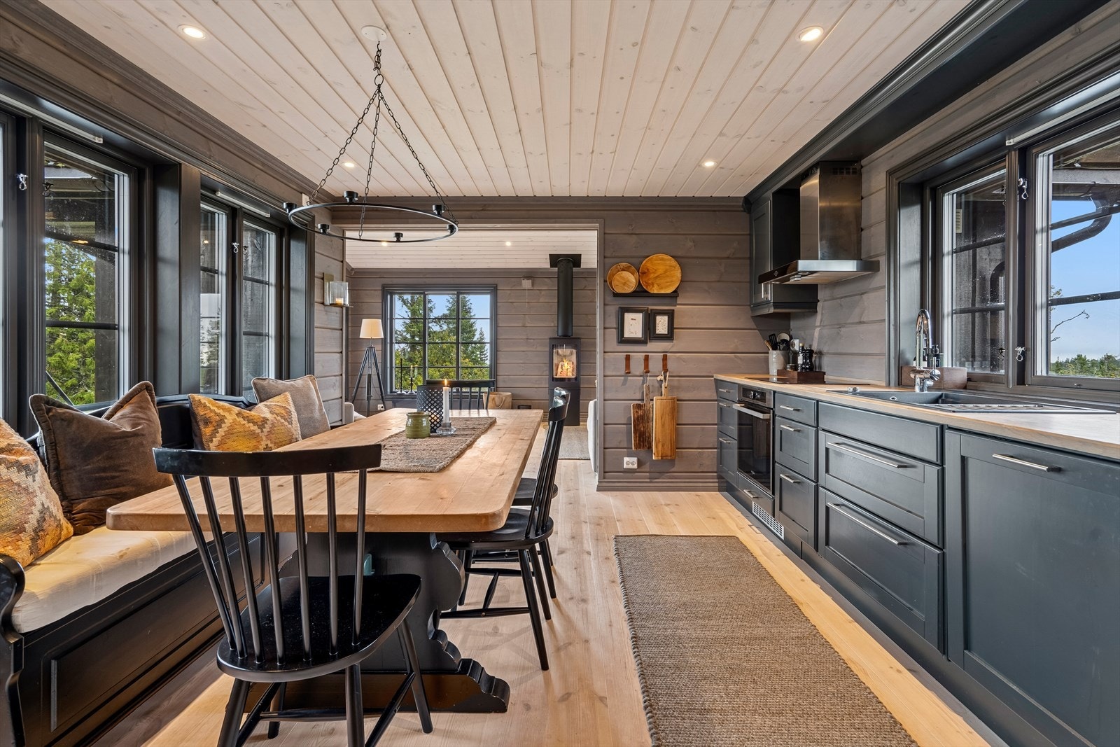 På kjøkkenet er det god plass til spisestue hvor man kan dekke på til mange. Galleribilde