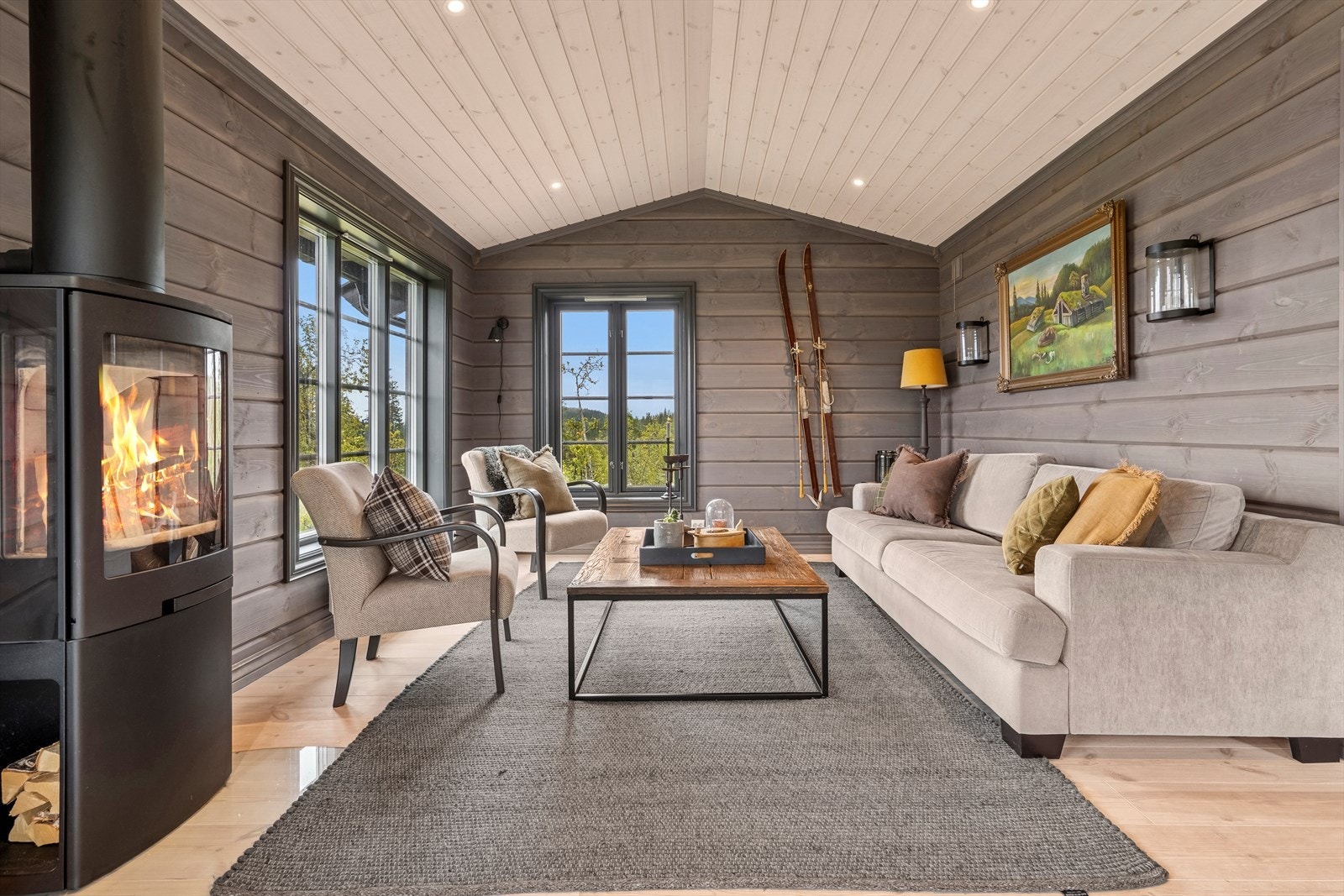 Stuen er romslig og har god plass til stor sofa og møblering i ulike soner. Galleribilde