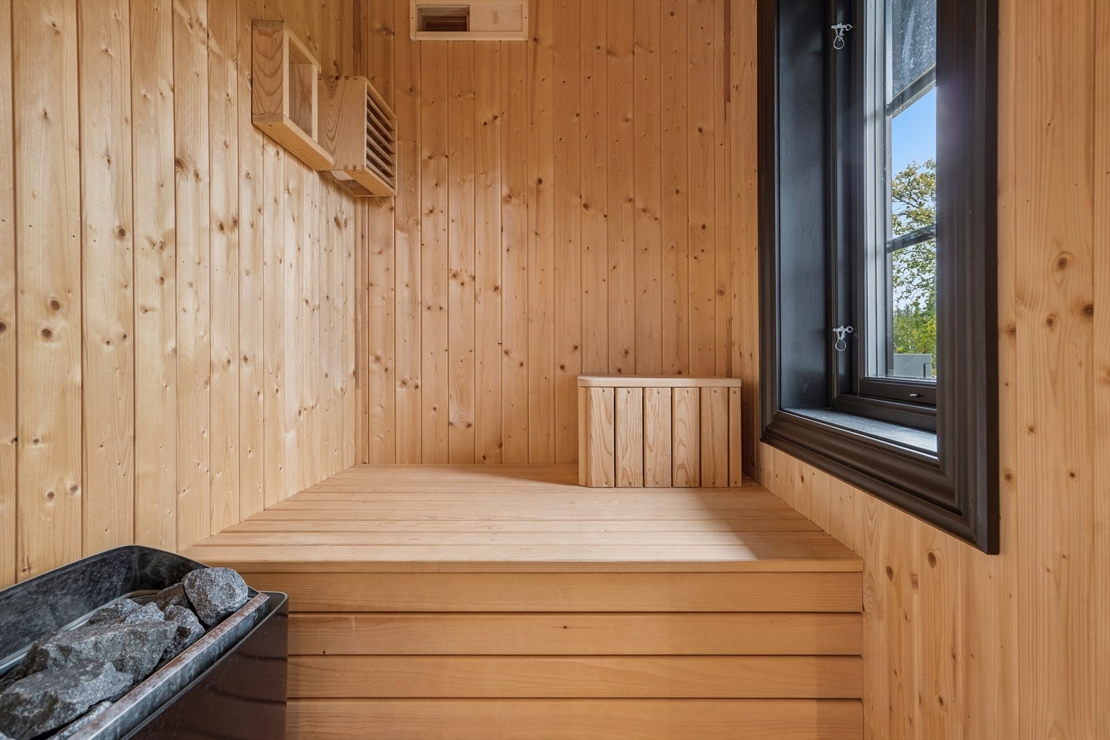 Herlig å kunne sette seg i badstuen etter dagens skituren, din helt egne spa avdeling. Galleribilde