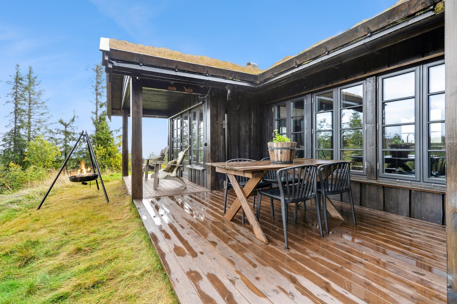 Her er god plass til både hagemøbler og bålkos. Galleribilde