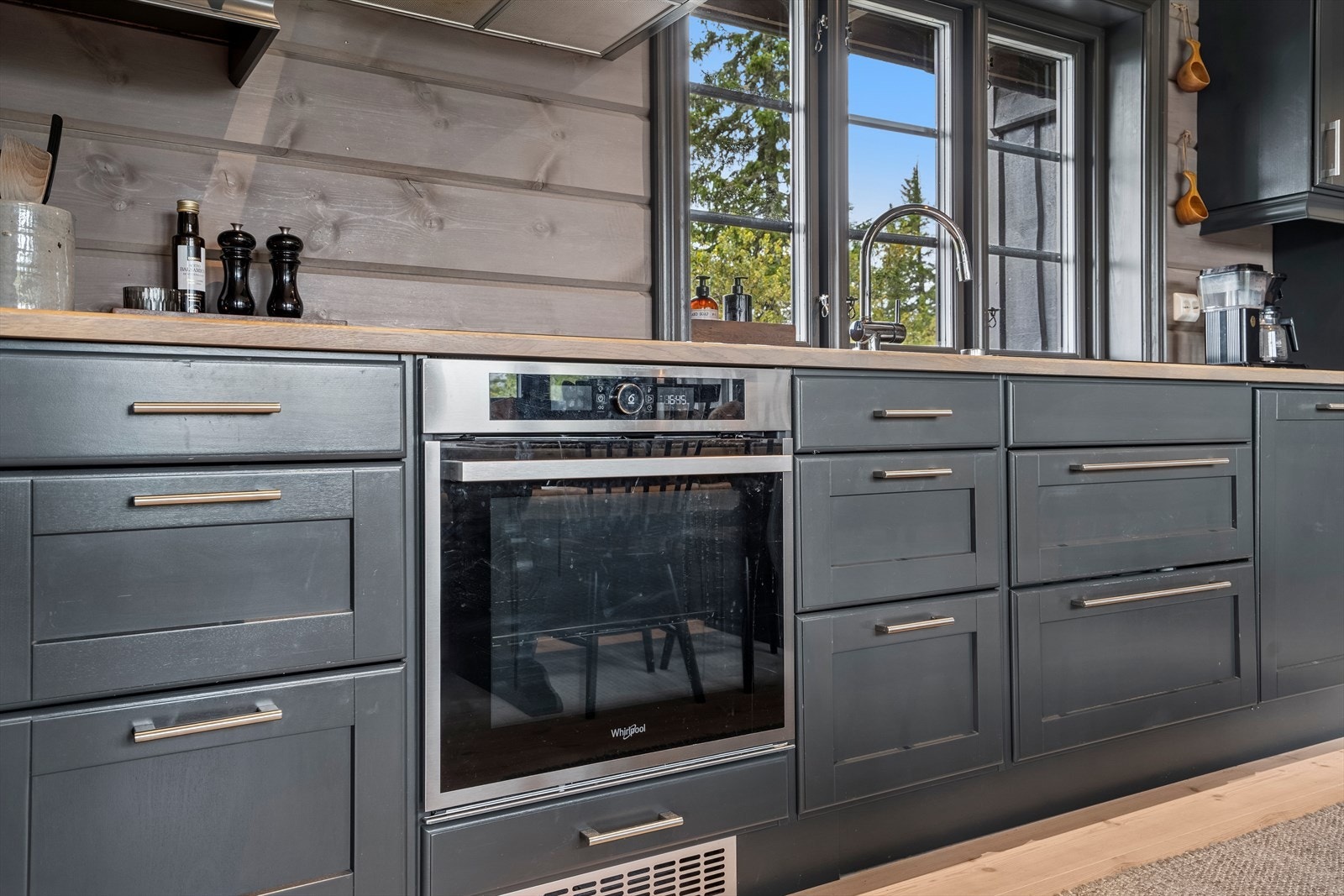 Det er integrerte hvitevarer som kjøl/fryseskap, oppvaskmaskin, platetopp og stekeovn. Galleribilde