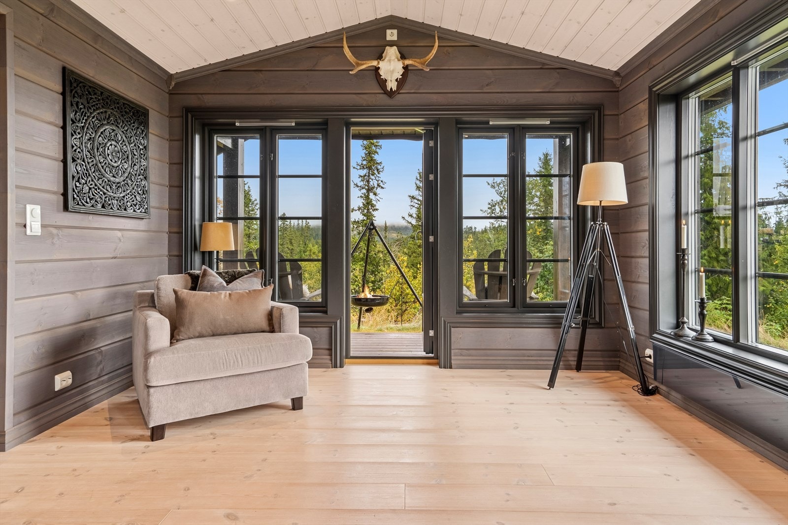 Utgang til fin usjenert uteplass fra stuen. Galleribilde