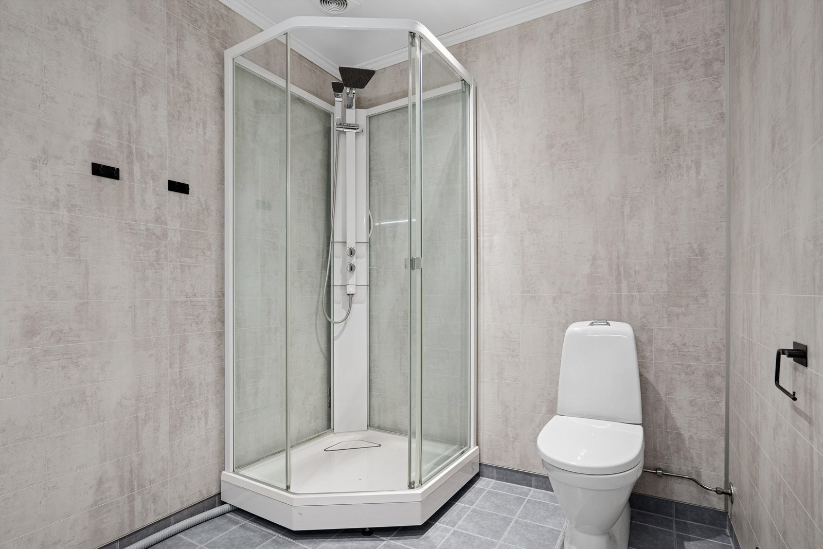 Pent flisvalg på gulv og baderomsplater på veggen Galleribilde