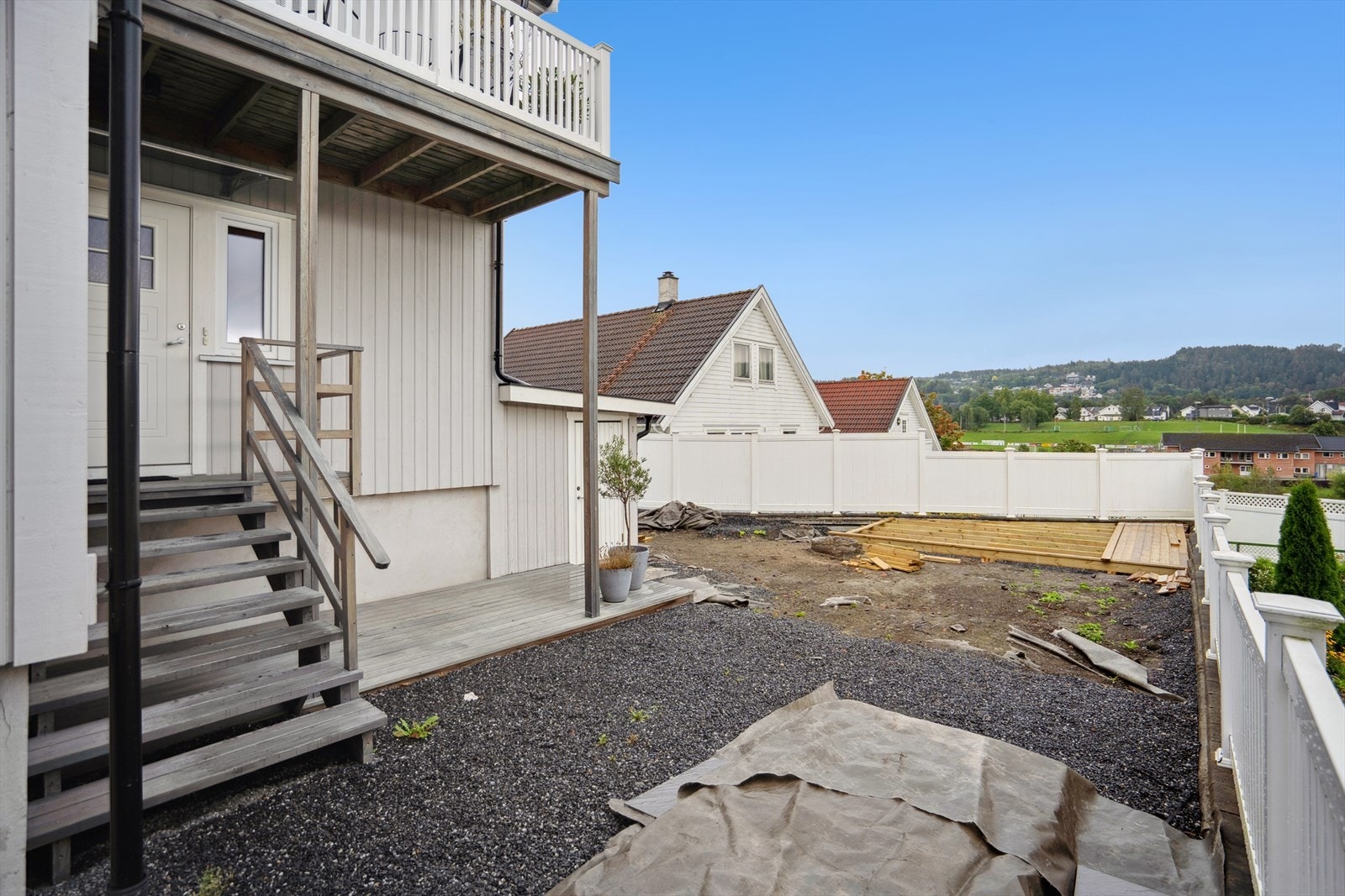 Felles uteområde. Her pågår det arbeid med bygging av platting og jord Galleribilde