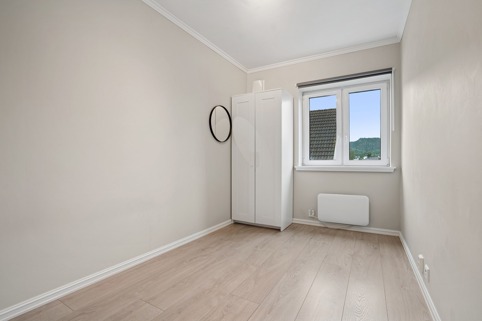 Svalt og rolig rom med naturlig lys, garderobeskap og utsikt over nærområdet. Galleribilde