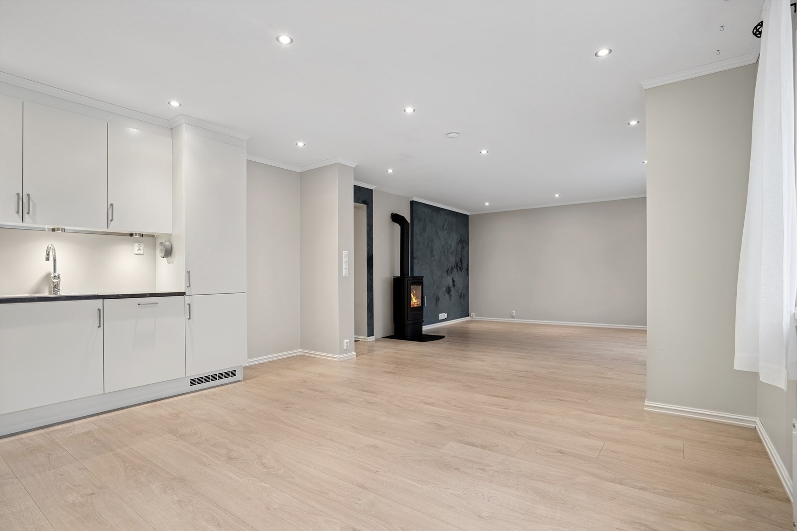 Den åpne planløsningen gjør at en kan holde praten i gang med familie og gjester, mens maten tilberedes! Galleribilde