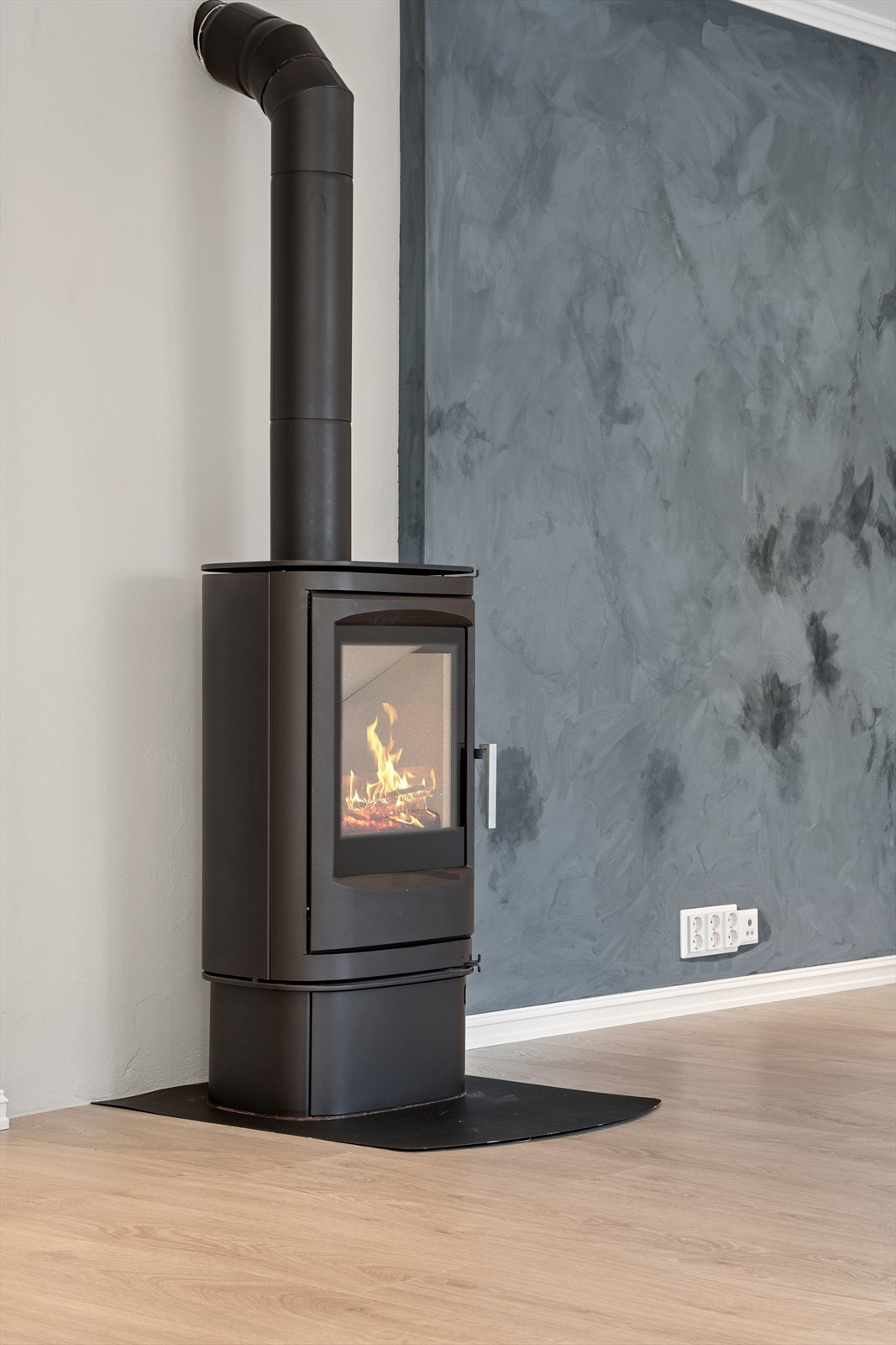 Peisovnen som er montert i stuen, tilfører den lune, gode varmen. Galleribilde