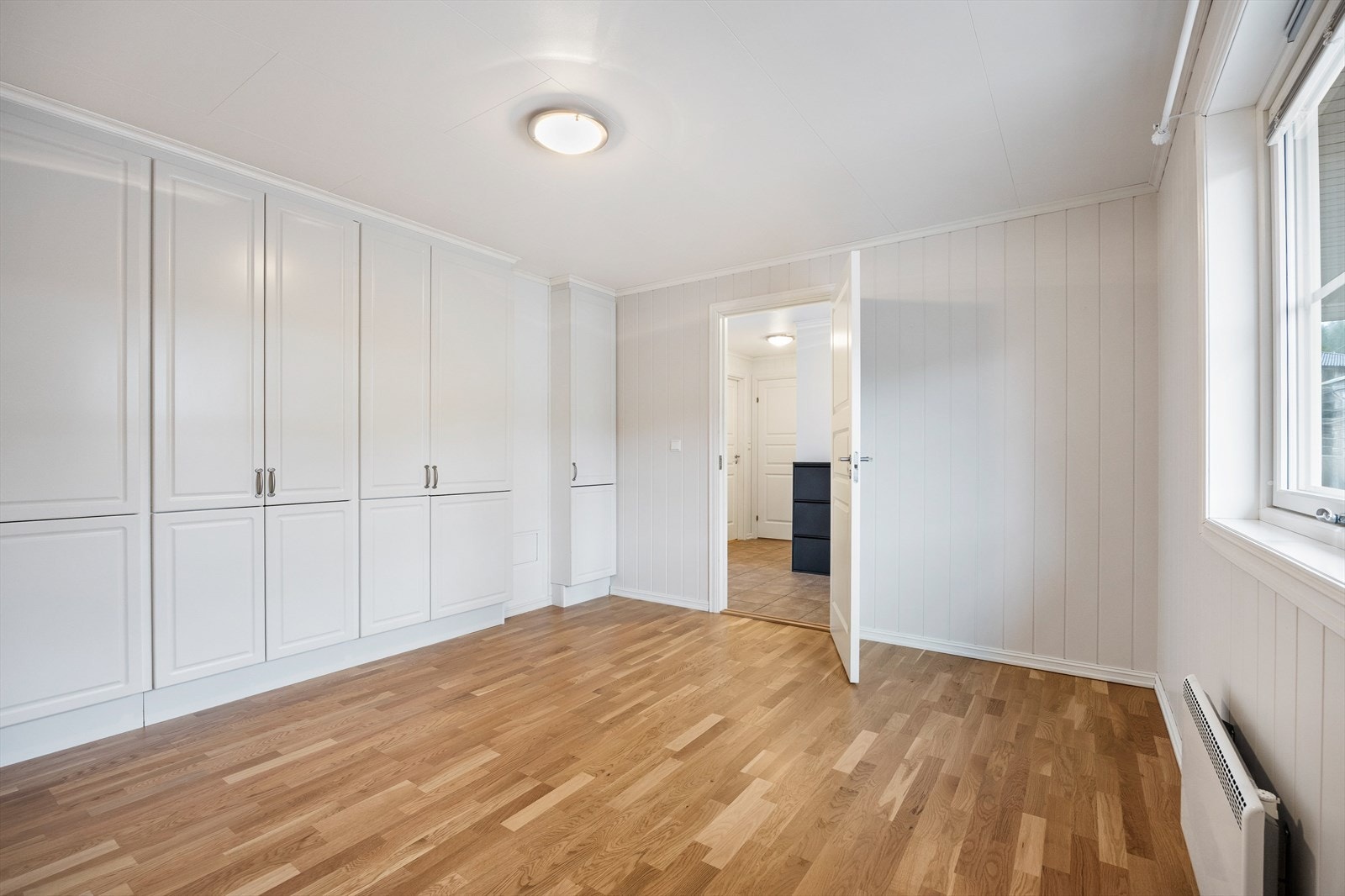 Hovedsoverommet har et plassbygd garderobeskap av god størrelse. Galleribilde