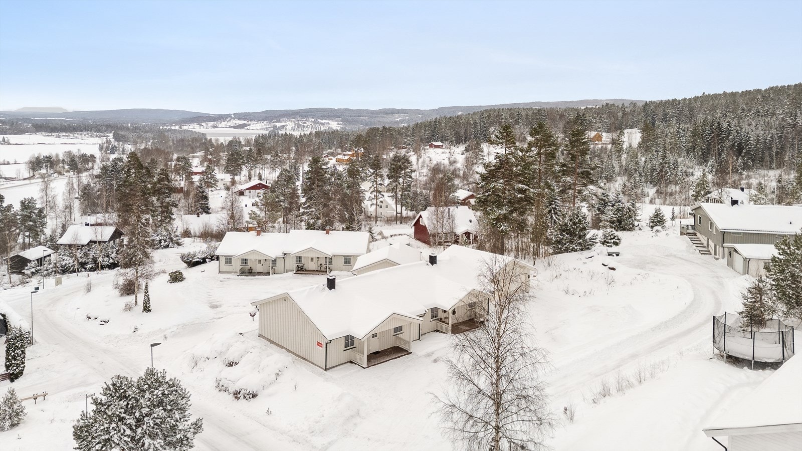 Boligen er landlig og barnevennlig beliggende på et etablert byggefelt sentralt på Rømskog Galleribilde