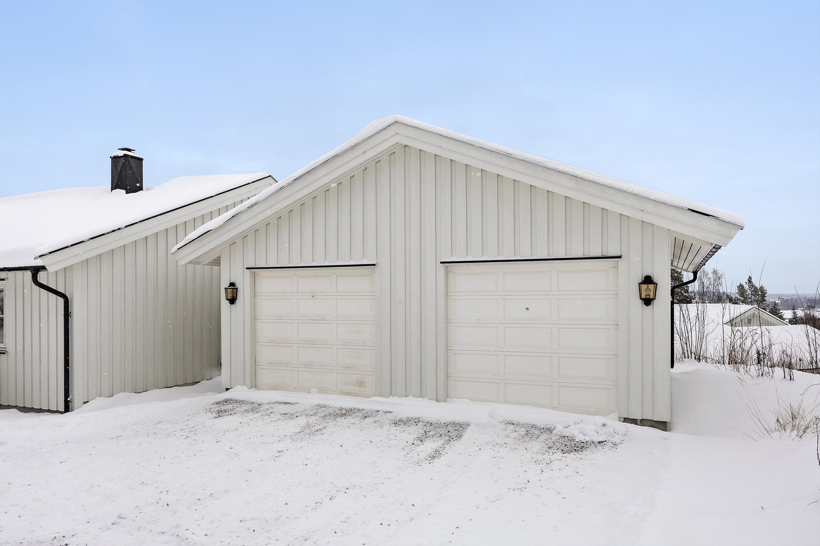 Til eiendommen hører også halvpart av dobbelgarasje. Galleribilde