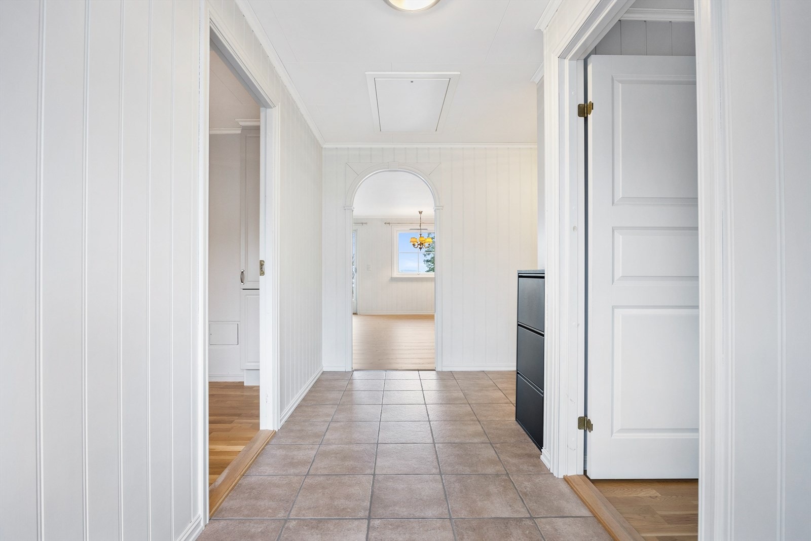 I tillegg er det en tilliggende innebod med god plass til ytterligere oppbevaring. Galleribilde