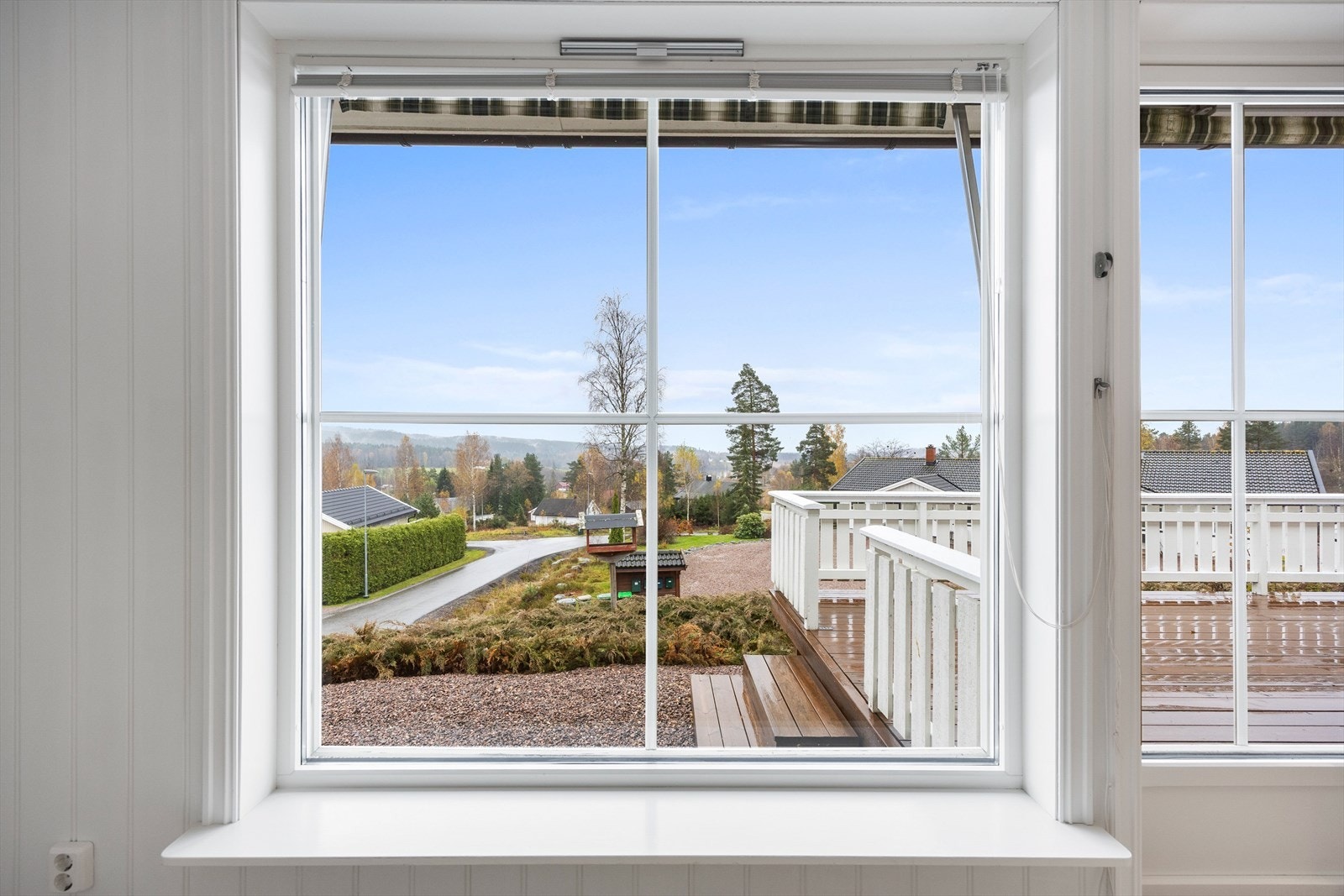 Hyggelig utsikt fra kjøkkenvinduet. Galleribilde