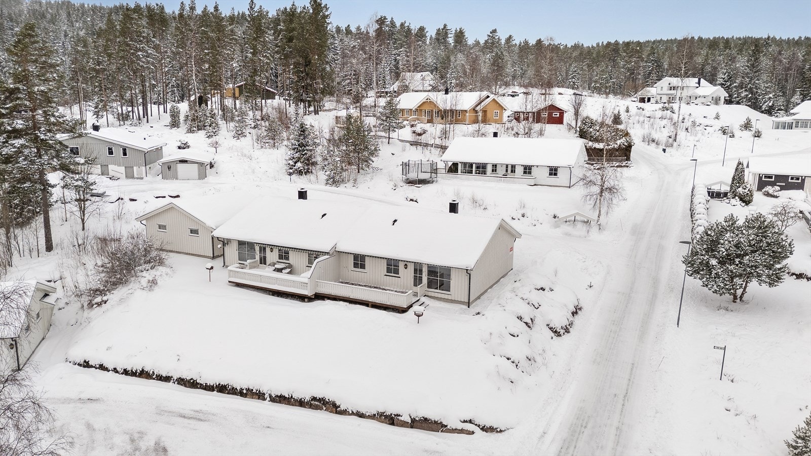 Fra eiendommen er det kort vei til matbutikk, busstopp, idrettsanlegg og populære turområder. Galleribilde