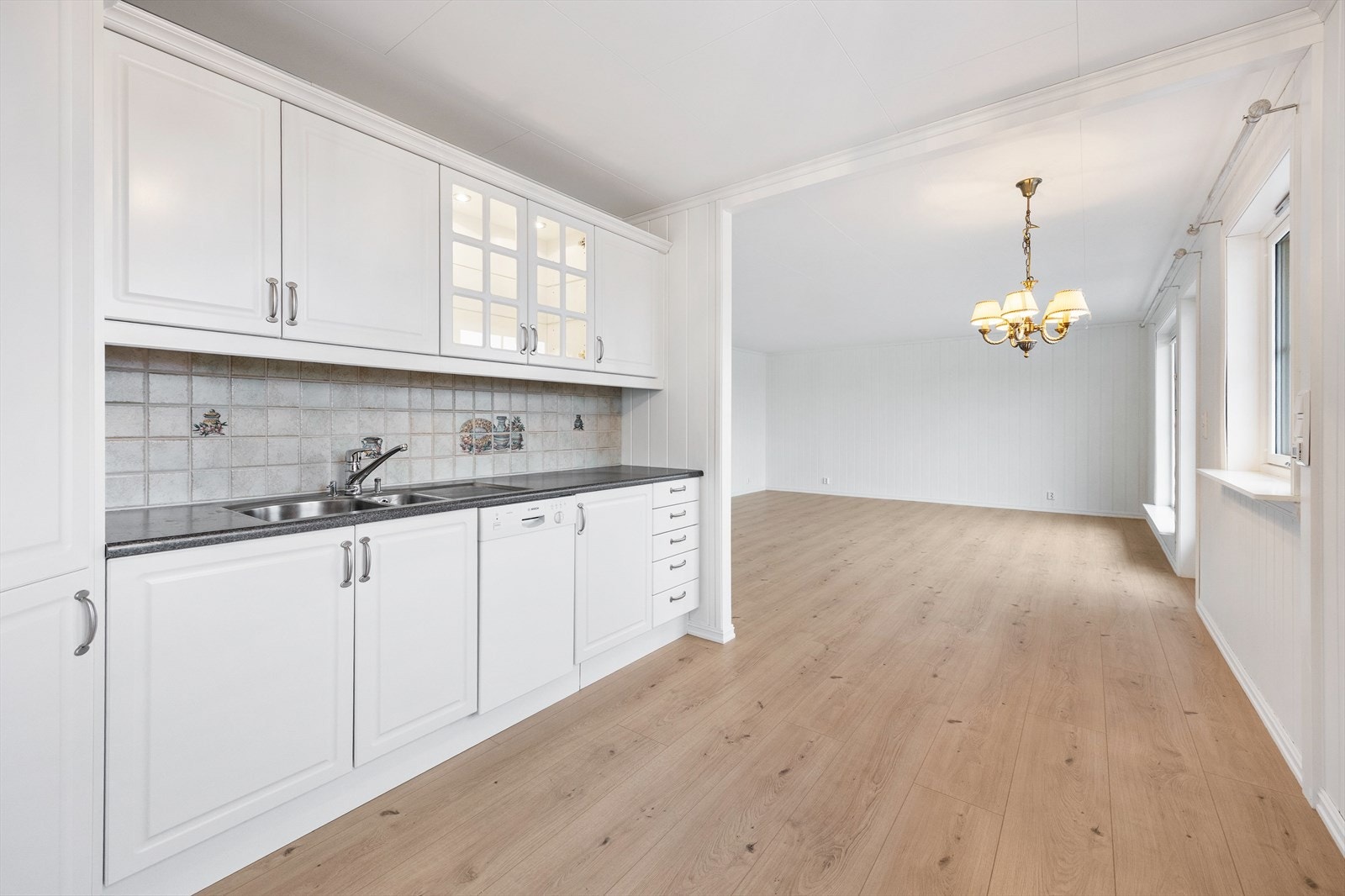 Det er nisje for komfyr og opplegg for oppvaskmaskin. Galleribilde