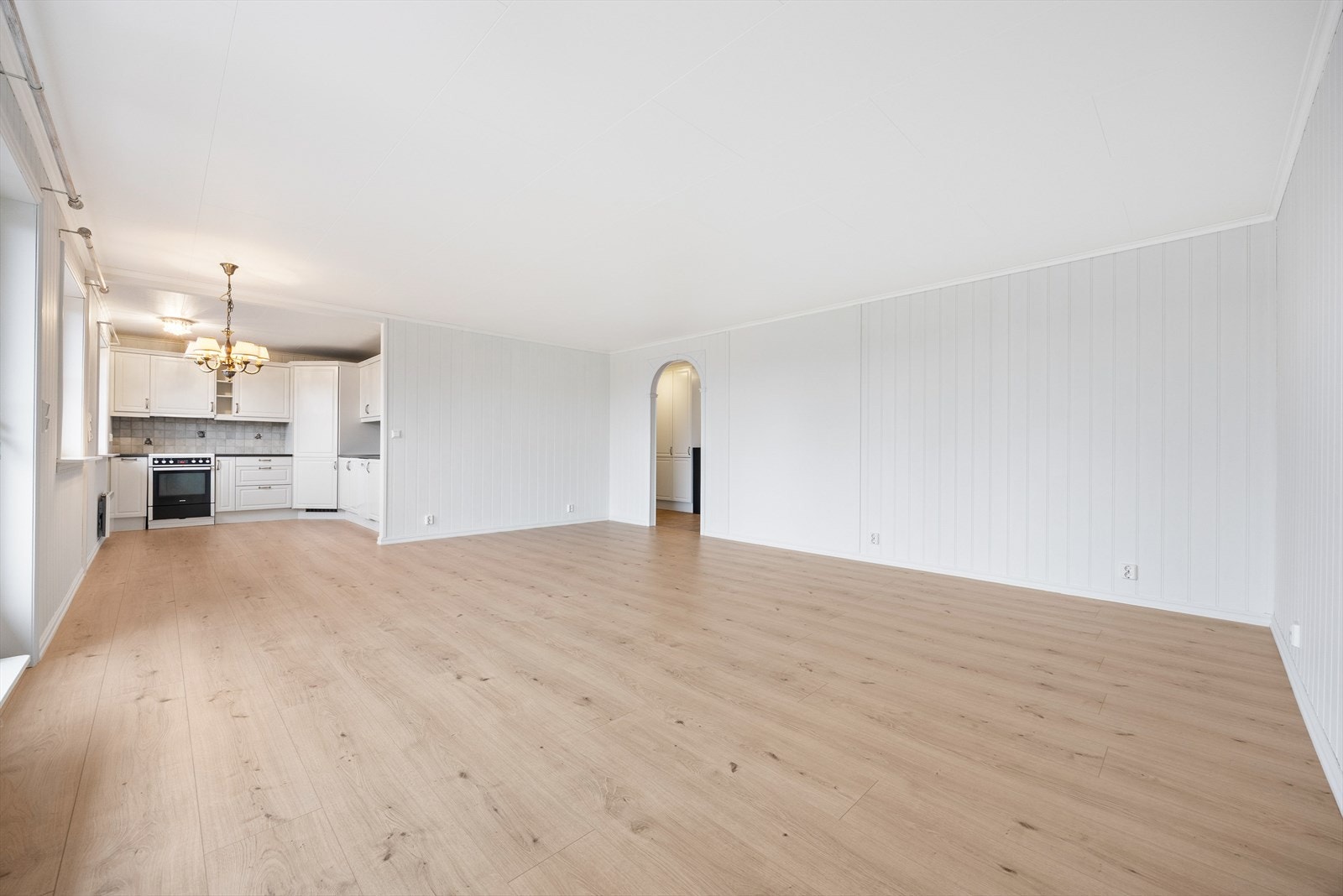 Stue og kjøkken ligger i en åpen og sosial løsning - et lyst og tiltalende allrom med nyere laminatgulv. Galleribilde