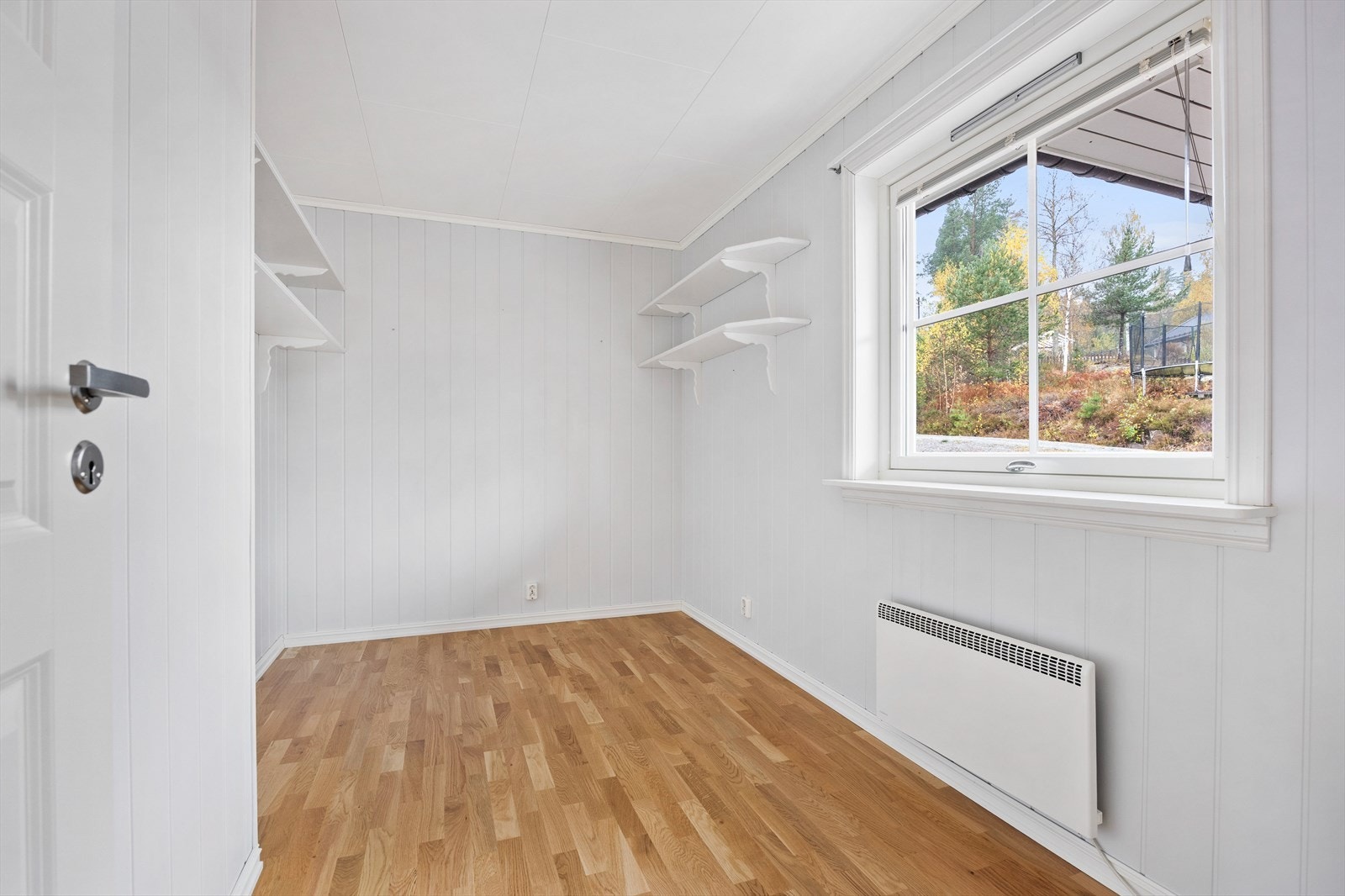 På begge soverommene er det parkettgulv og lysmalte veggflater. Galleribilde