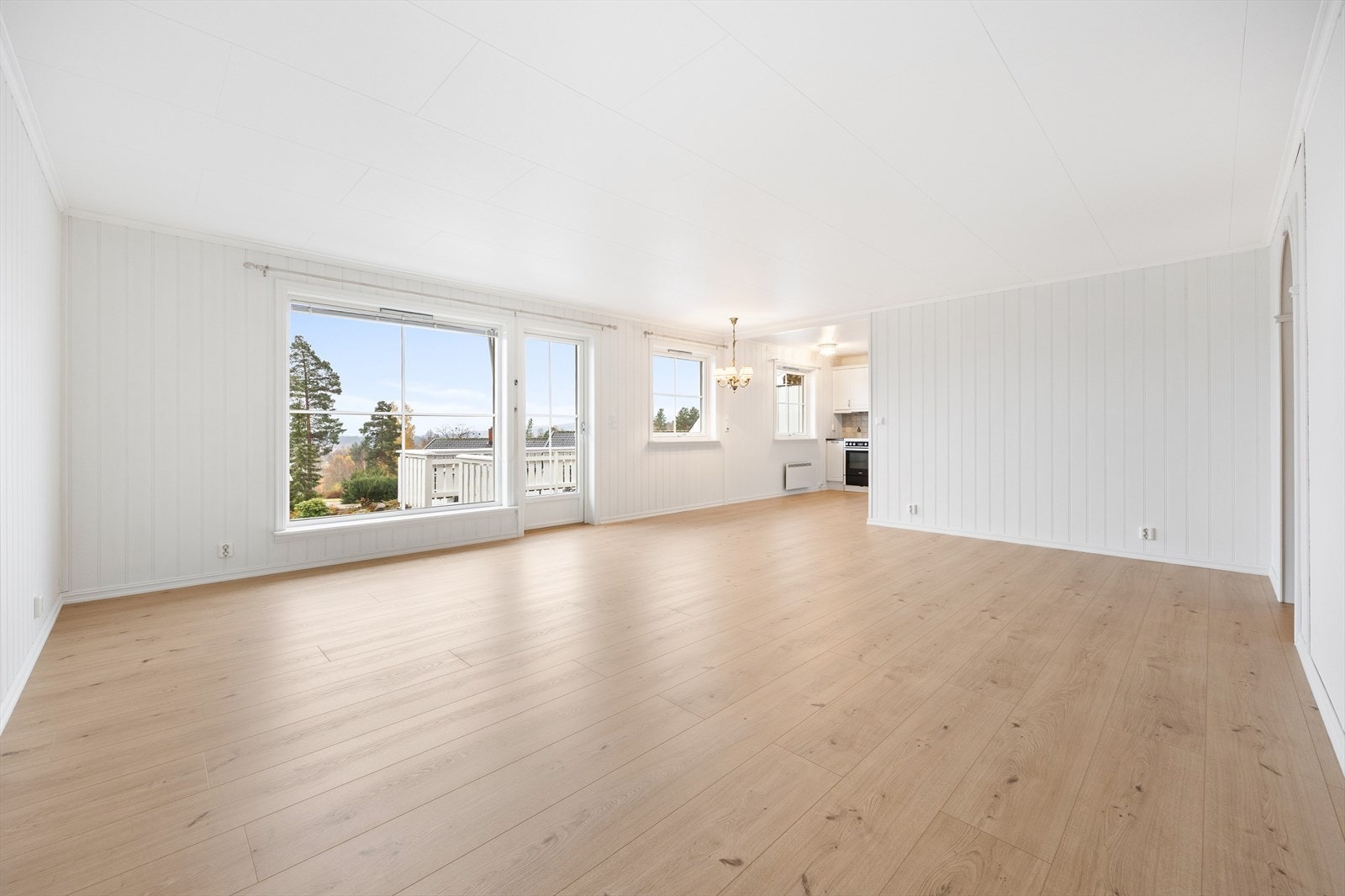 Allrommet har godt naturlig lysinnfall fra store vindusflater. Galleribilde