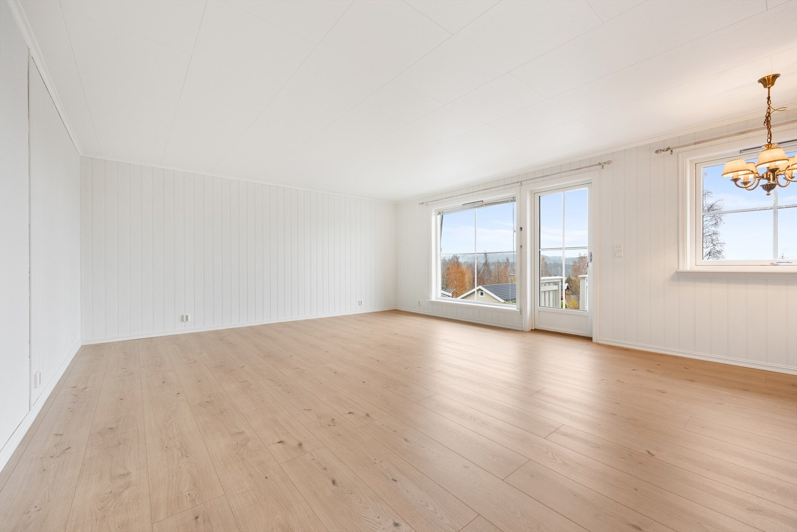 Det er god plass til flere sittegrupper og tv/medialøsning. Galleribilde