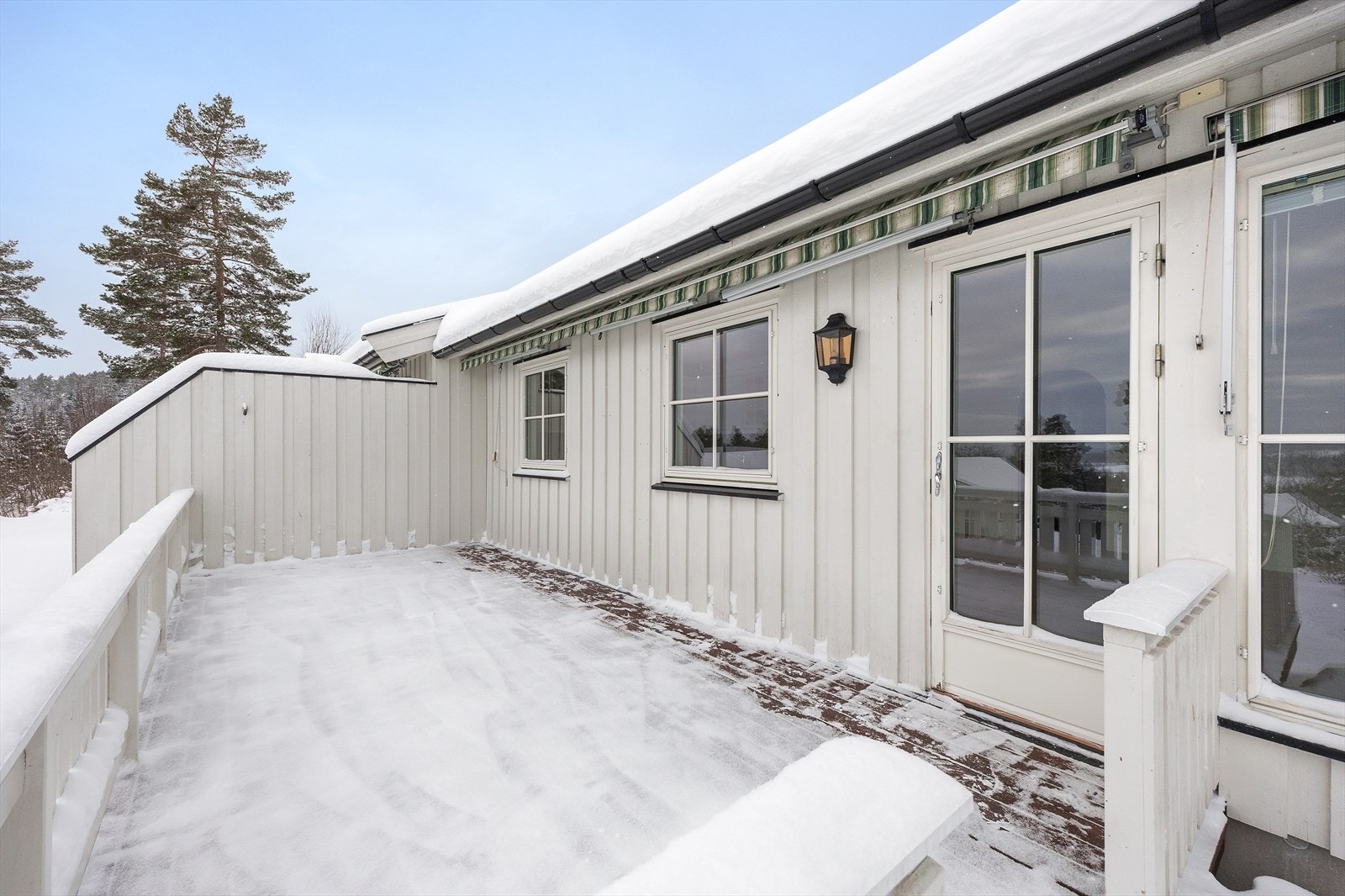 God plass til flere utegrupper og grill på terrassen. En levegg sørger for skjerming av vær, vind og innsyn. Galleribilde