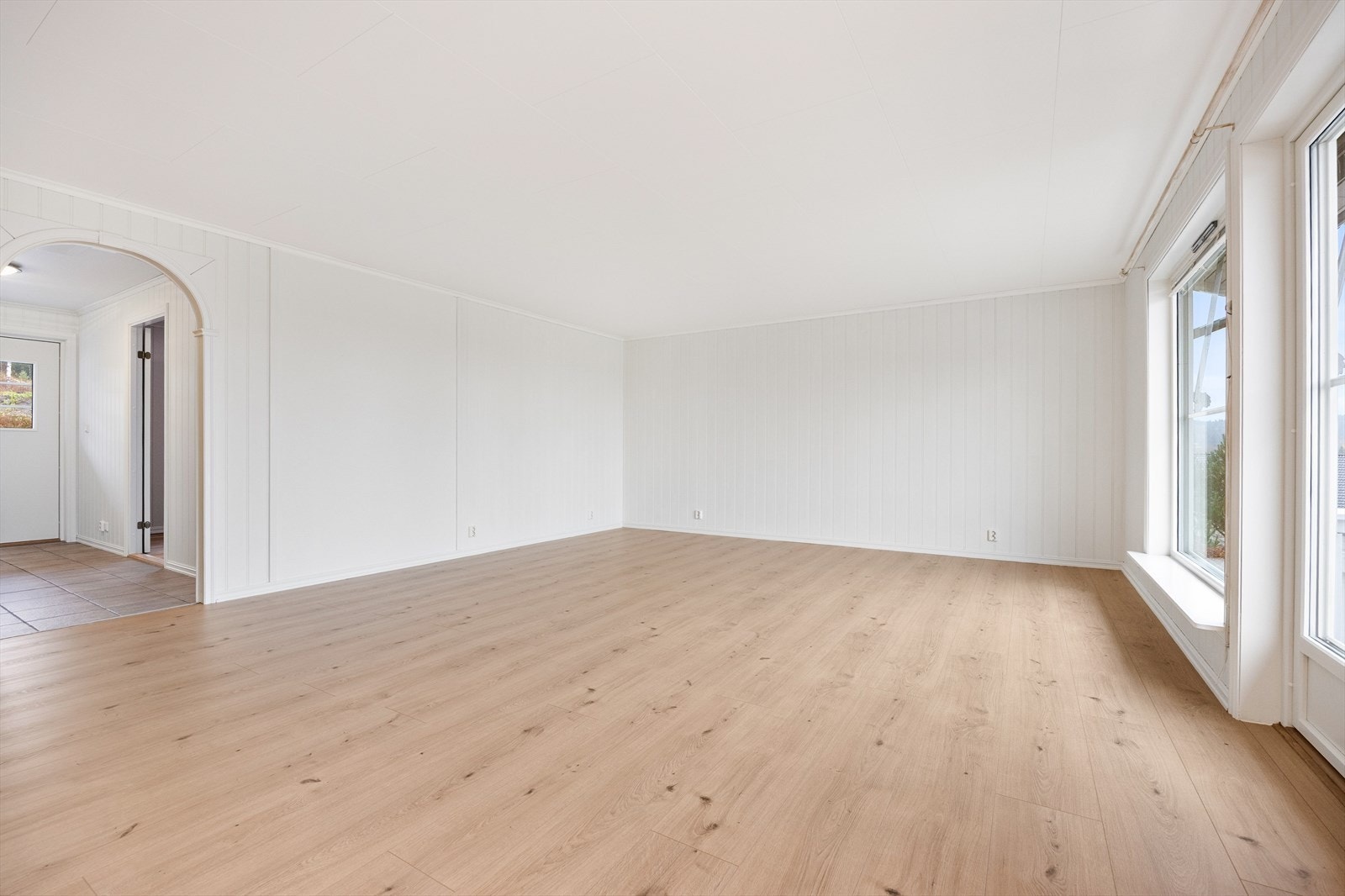 I 2025 har rommet blitt oppgradert med varmefolie under nytt, holdbart og slitesterkt laminatgulv fra Egger. Galleribilde