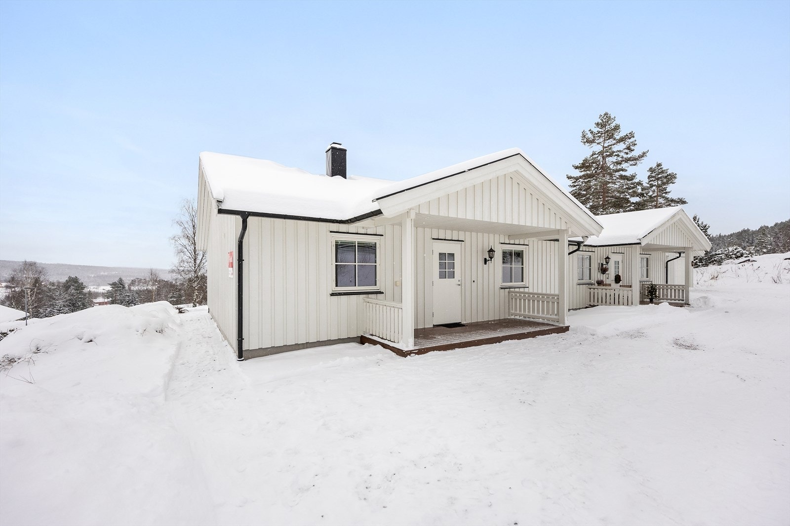 Boligen har et pent, overbygd inngangsparti med gruslagt adkomst. Galleribilde