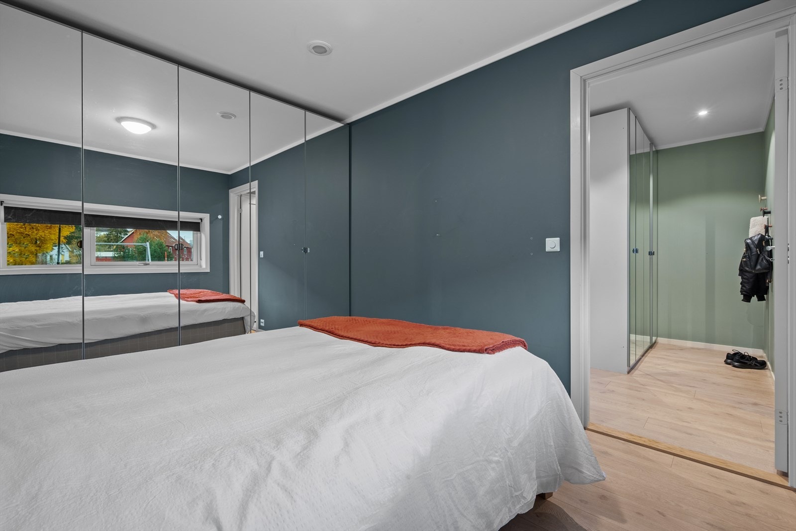 Det er også mulig å henge opp TV på veggen om ønskelig. Galleribilde