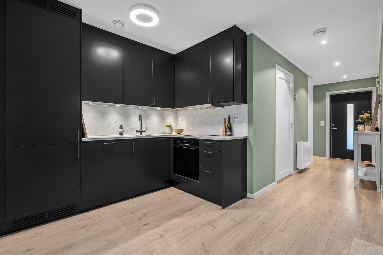 Du får rikelig med skapplass både over og under benken. Galleribilde