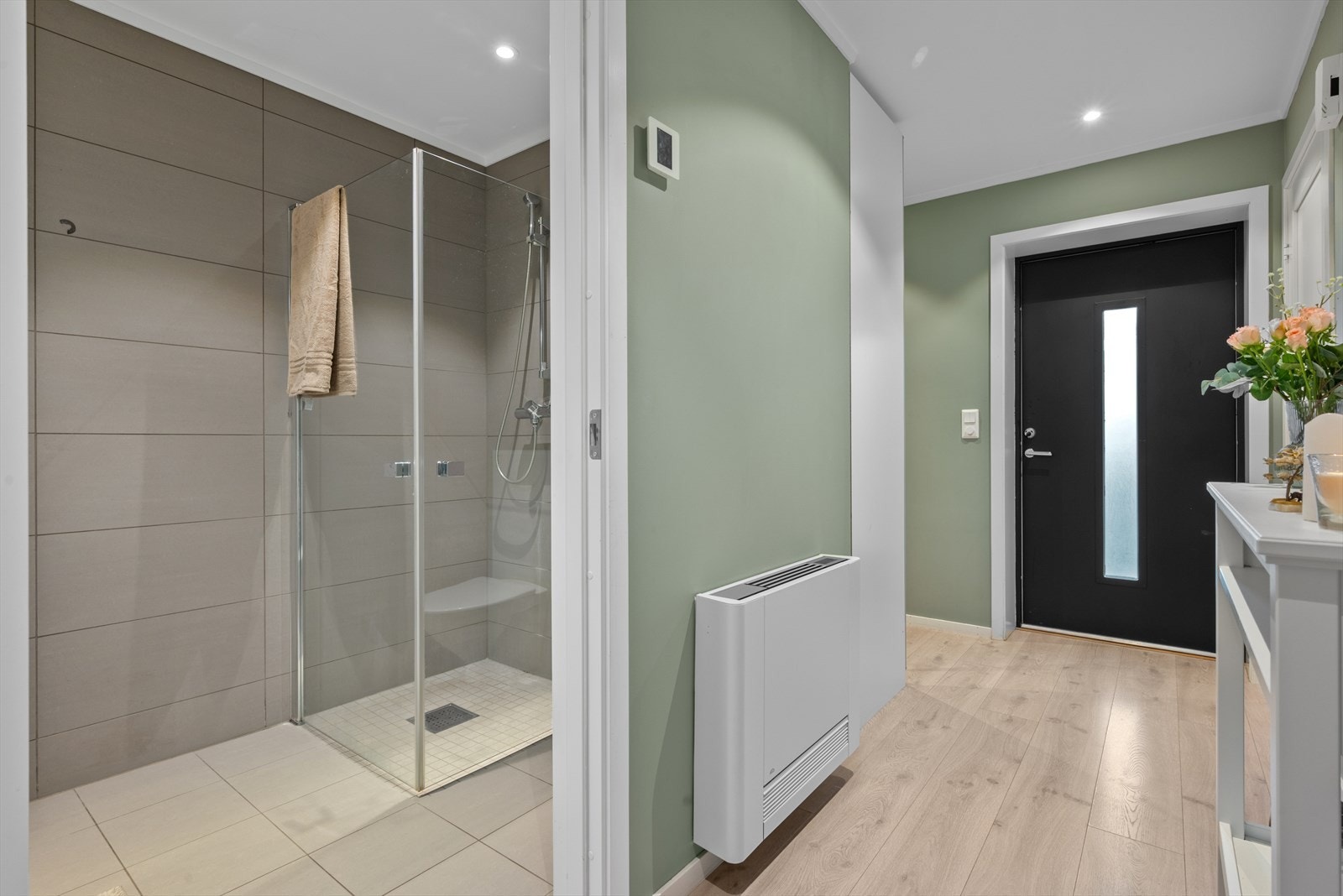 Bak kjøkkenet finner vi badet. Galleribilde