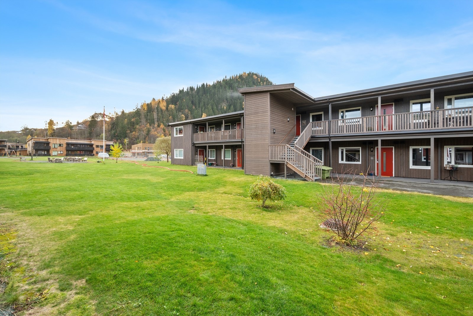 Uteområdet på Lundamo Park har flotte plenarealer, og bidrar til et et trivelig boområde. Galleribilde
