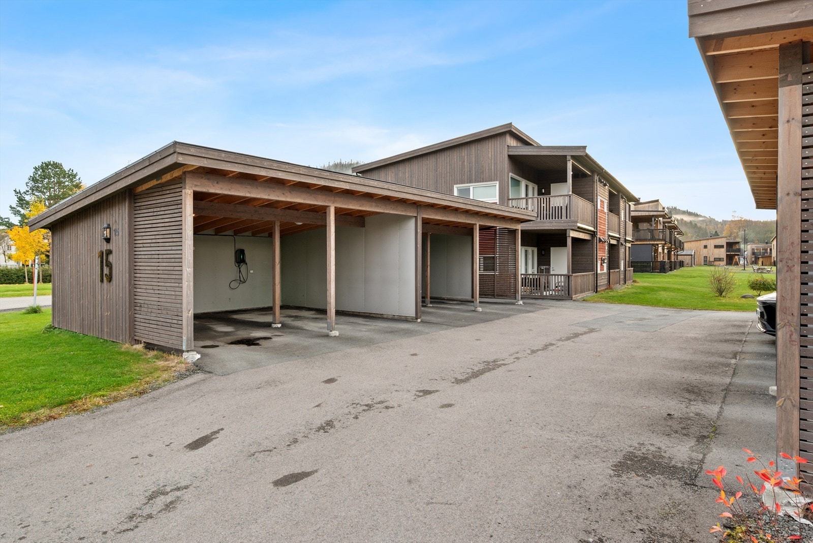 Leiligheten disponerer en plass i carporten, og er utstyrt med elbillader. Galleribilde