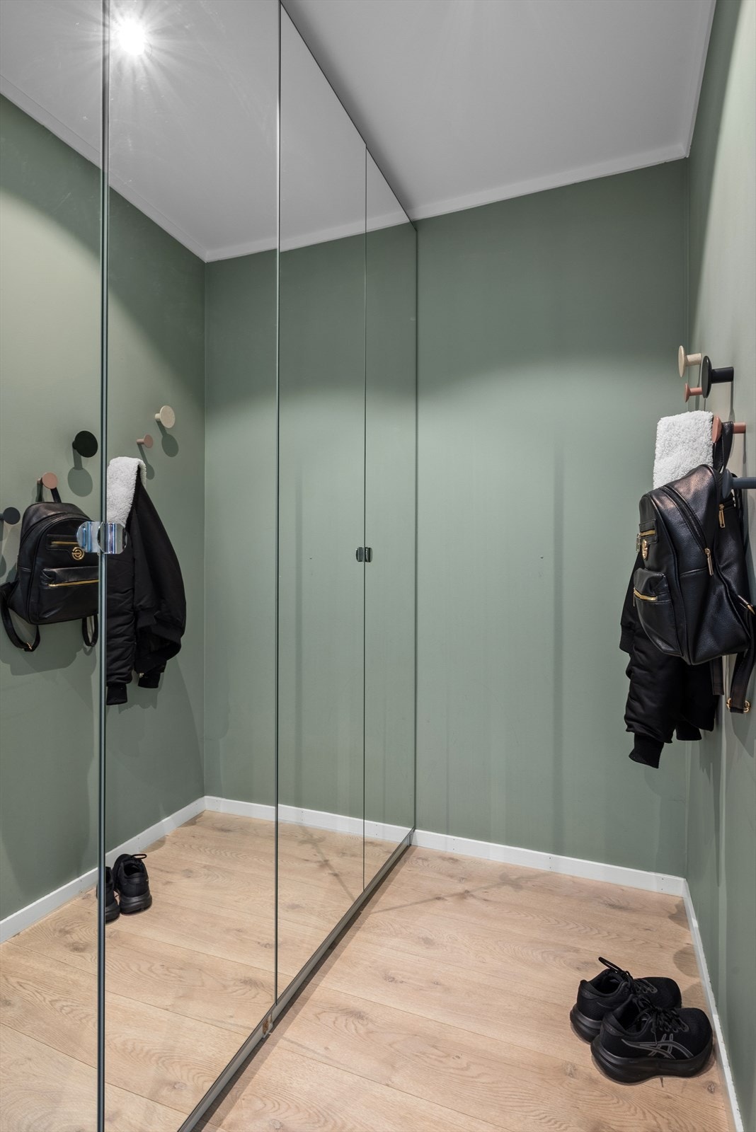 Entreen er innredet med en stor garderobeløsning, i tillegg til knagger. Galleribilde