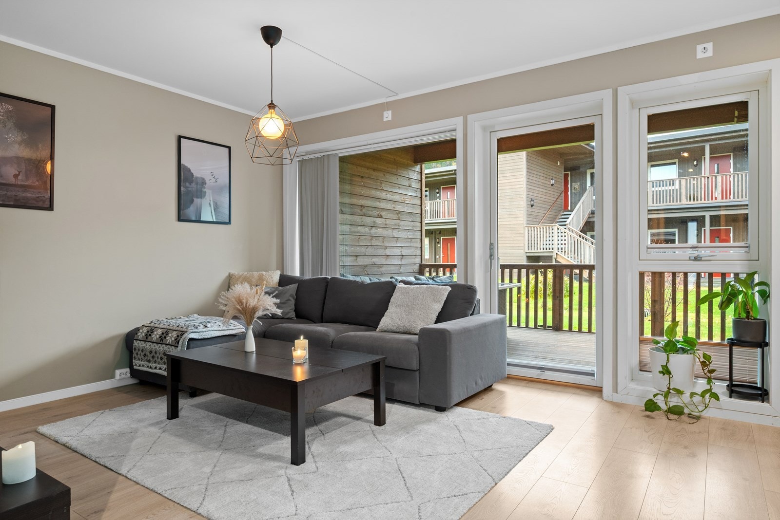 Her får du en moderne leilighet med en luftig stue kjøkkenløsning. Galleribilde