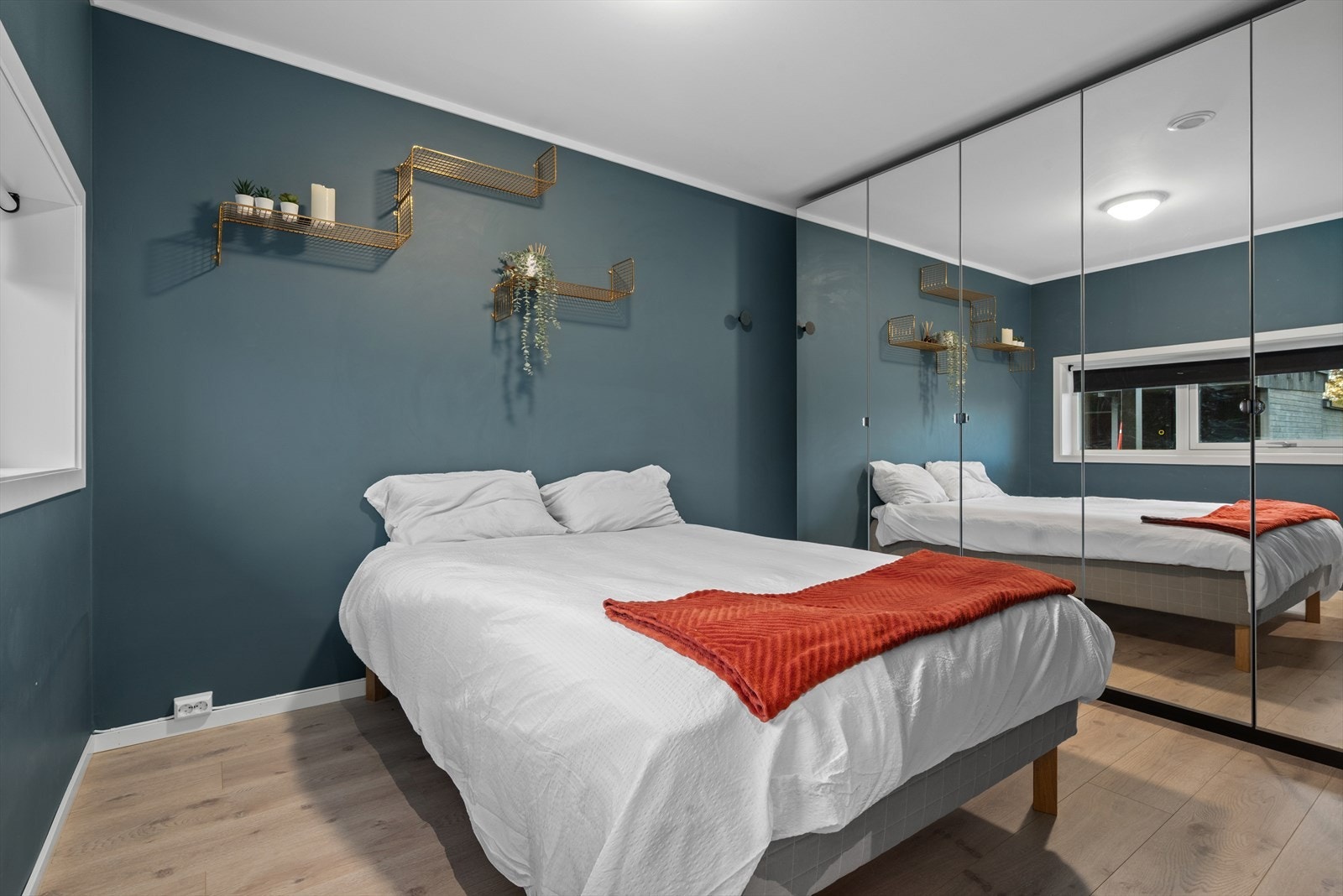 Rommet måler cirka 10 kvm, og har masse plass for stor seng og garderobeløsning. Galleribilde