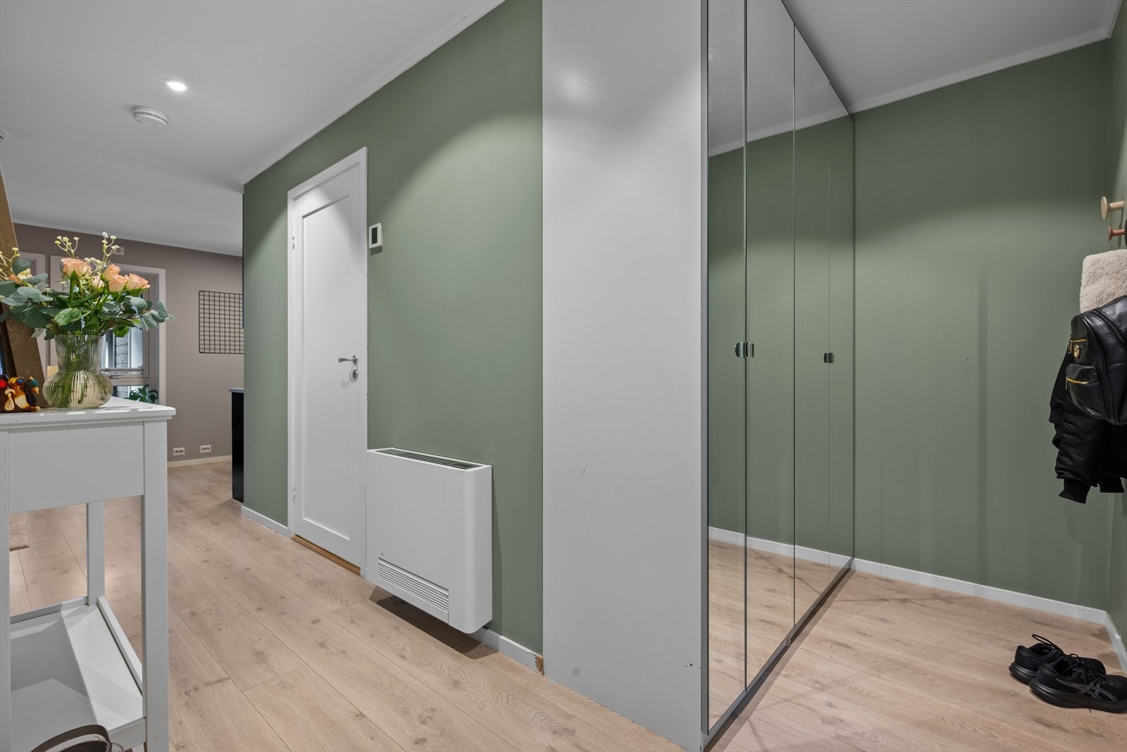 Leiligheten holdes varm ved hjelp av en energieffektiv radiator. Galleribilde