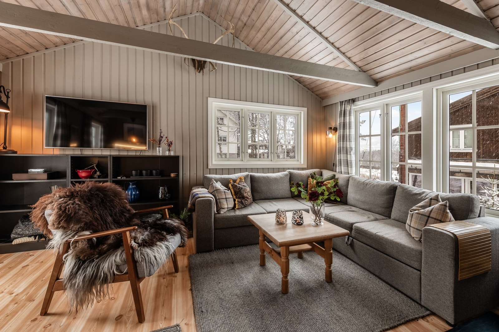 Velkommen inn! Lys og koselig stue med rausta himling - gir en god og luftig romfølelse. Galleribilde