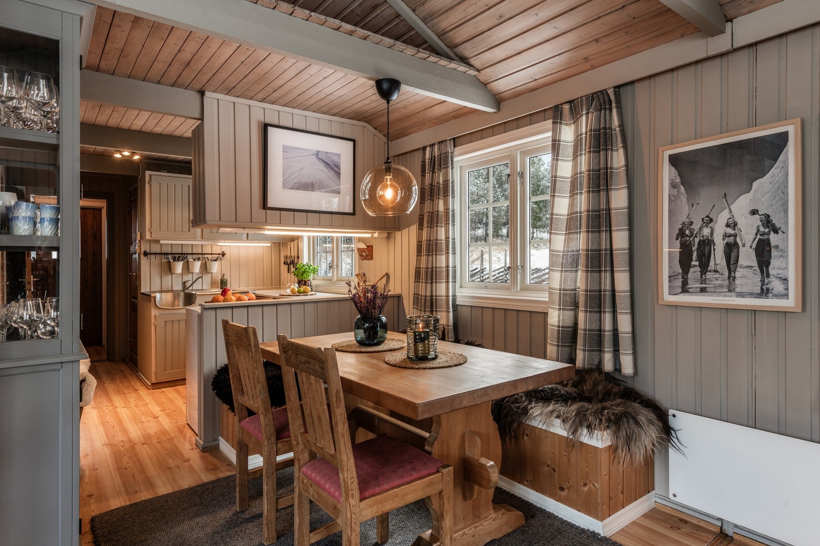 Plassbygd sittebenk gir plass for mange. Galleribilde