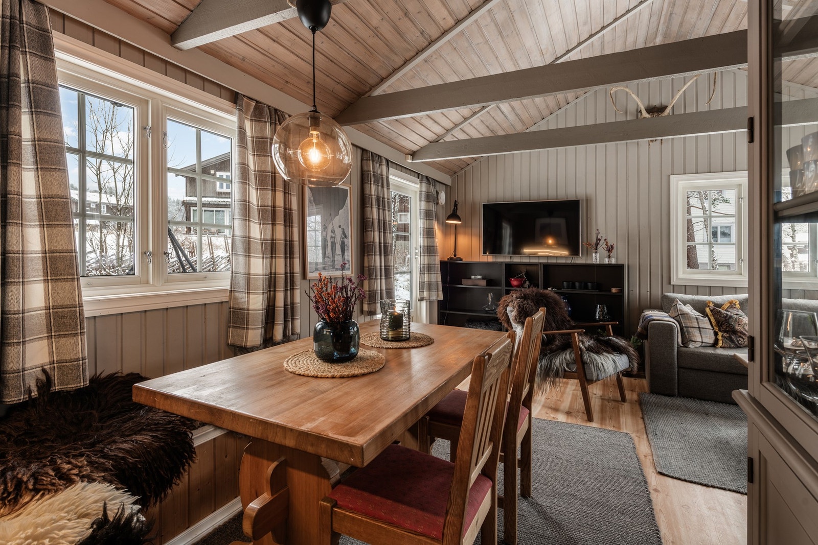 Flere vindusflater slipper inn godt med naturlig lys. Galleribilde