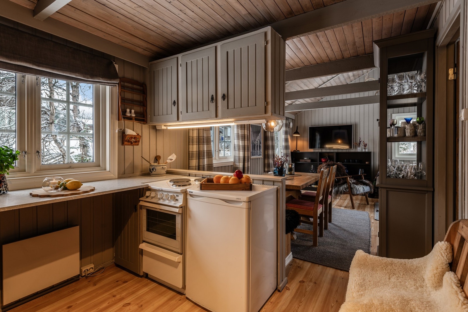 Åpen og sosial løsning mellom stue, spisestue og kjøkken. Galleribilde