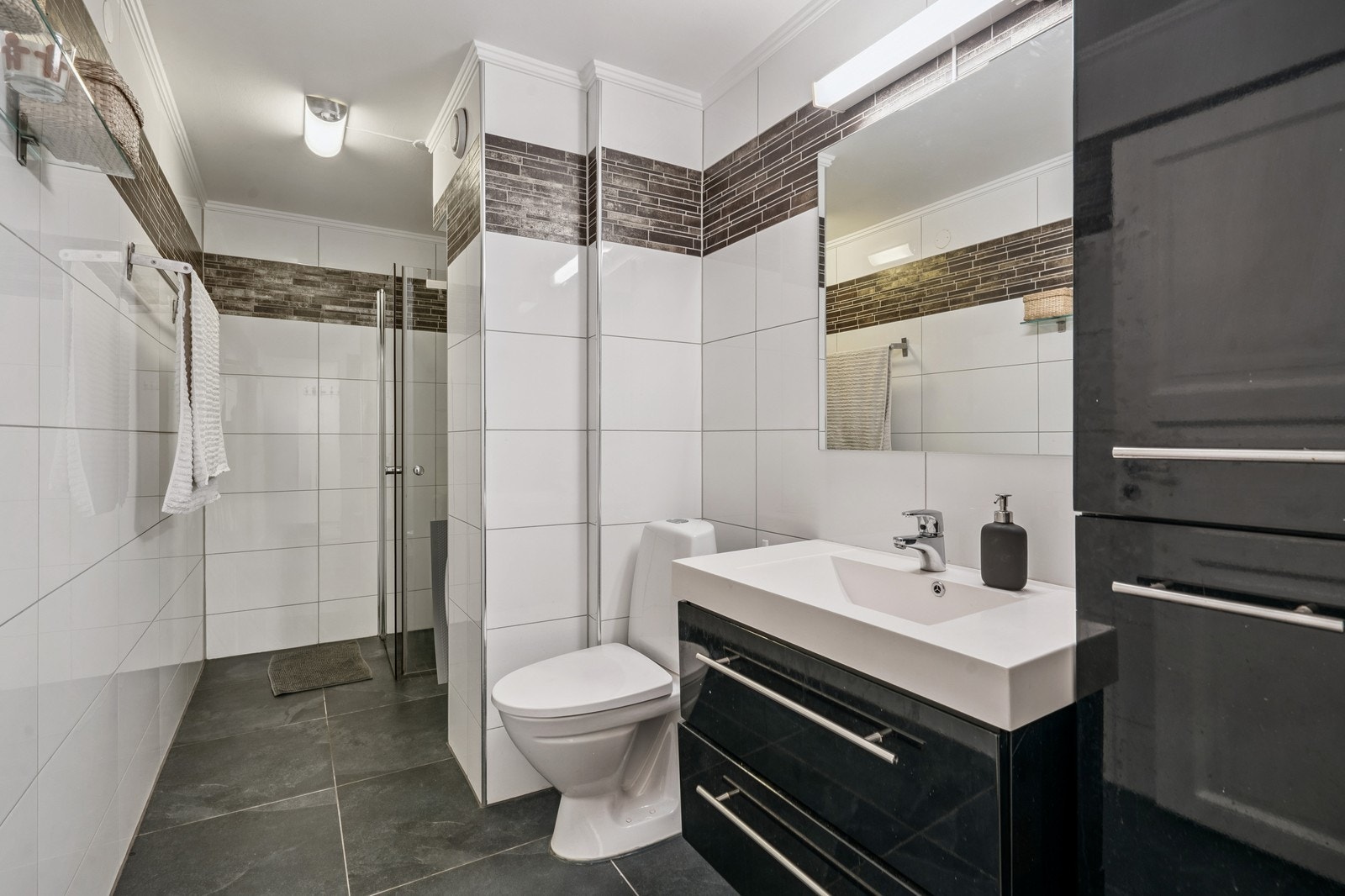 Flott, flislagt bad Galleribilde