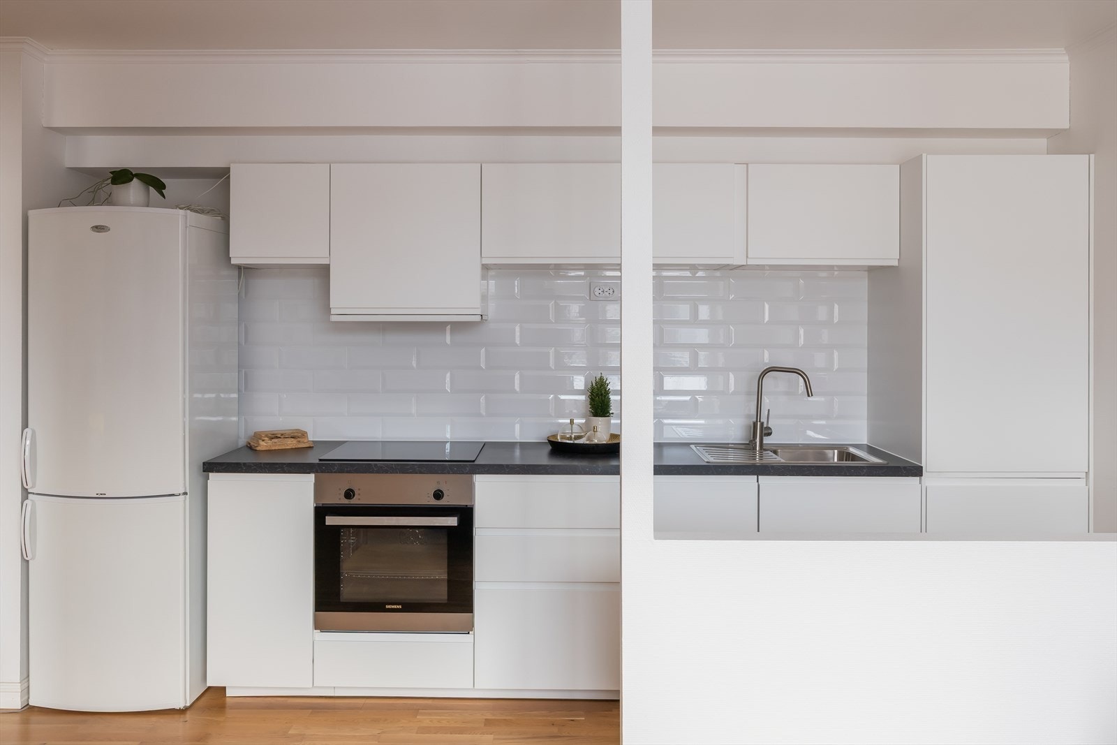 Tidløst kjøkken fra 2018. Takstmann har vurdert kjøkkenet til tilstandsgrad 1. Galleribilde