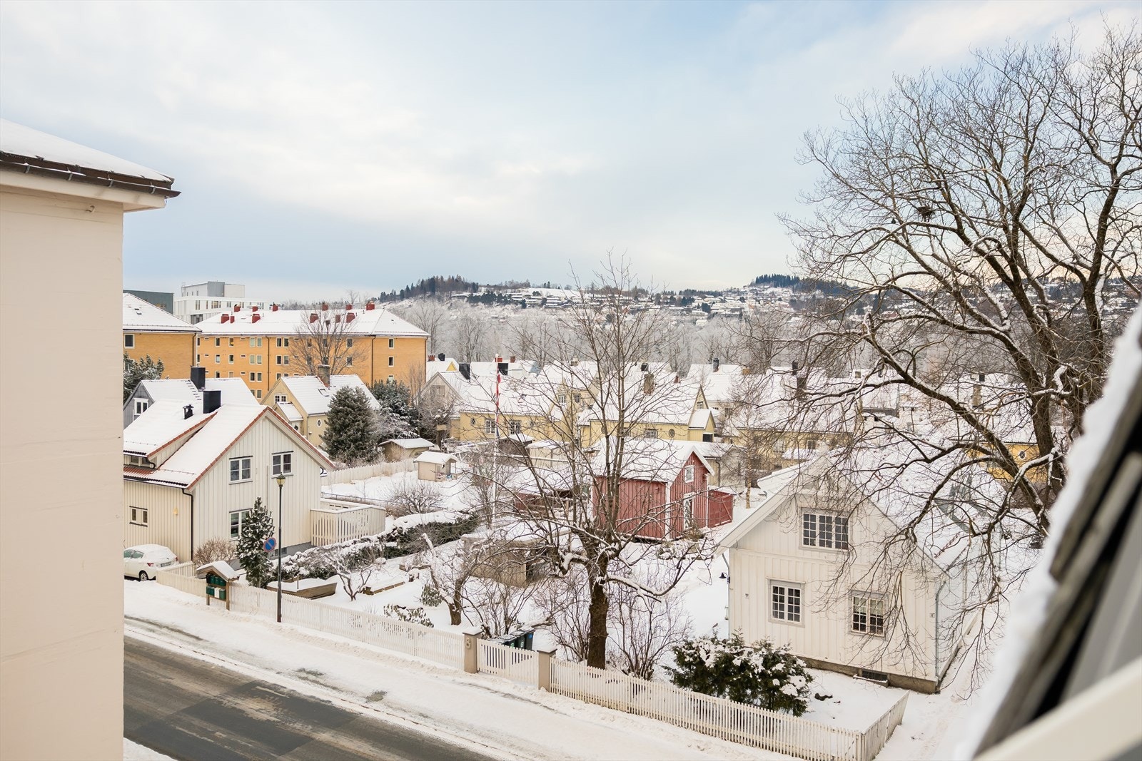 Det er også fantastisk utsikt mot Byåsen i vest. Finalebanen er like ved leiligheten som er en park som tilbyr et bredt spekter av aktiviteter og rekreasjonsmuligheter. Galleribilde