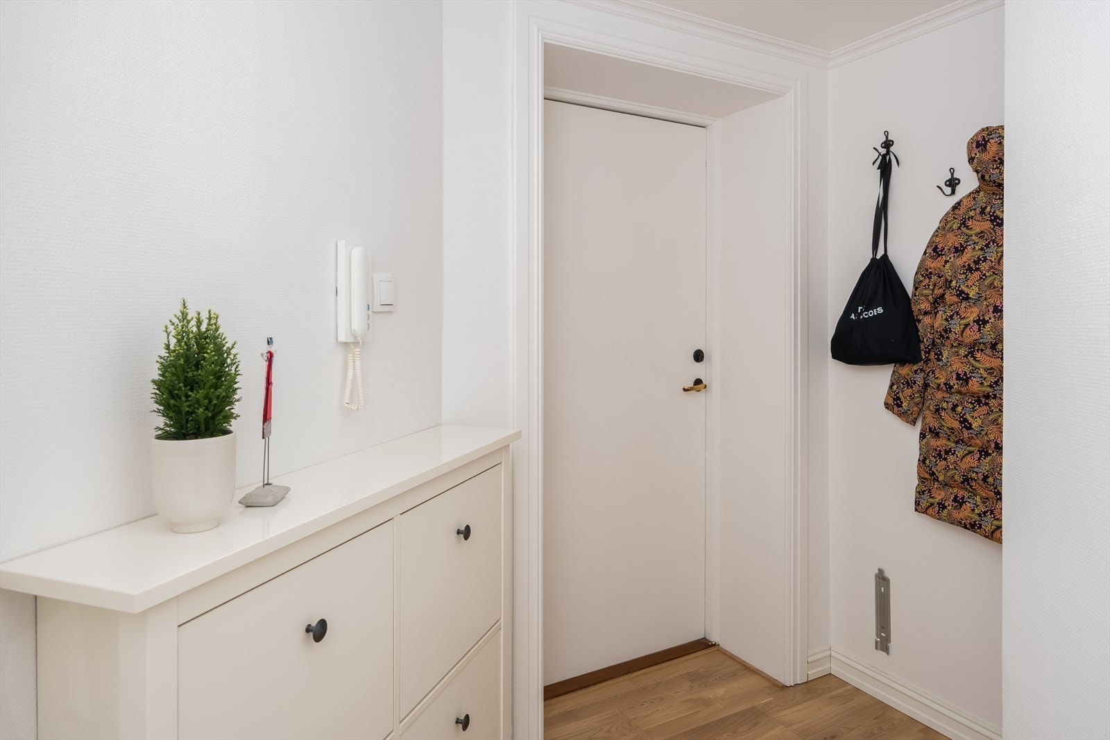 Romslig entré på 5,2 m² med god plass til oppbevaring av yttertør og sko. Galleribilde