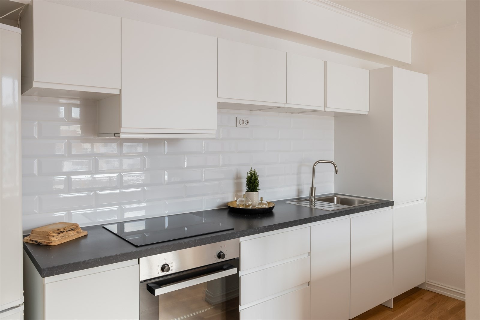 Det er integrerte hvitevarer som oppvaskmaskin, platetopp og stekeovn. Kjøleskap medfølger også handelen. Galleribilde